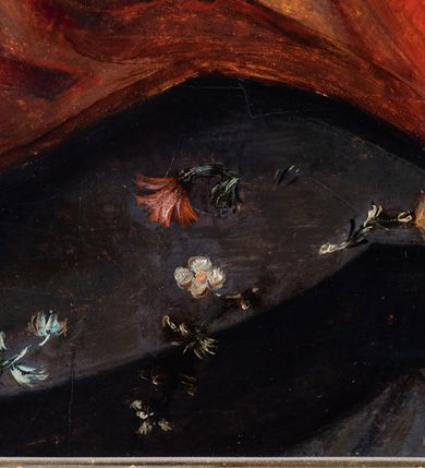 Zdjęcie nr 8: Obraz w kształcie stojącego prostokąta zamkniętego łukiem nadwieszonym półkolistym ozdobiony rocaillem. Obraz z przedstawieniem wielofiguralnym ukazuje Madonnę z Dzieciątkiem na kolanach oraz św. Annę Samotrzeć. Kobiety siedzą symetrycznie w środkowej części kompozycji, centralną przestrzeń zajmuje postać Dzieciątka. Maria jest odziana w złotą szatę i ciemnozielony płaszcz odkrywający lewe kolano. W prawej ręce wspartej na prawym udzie trzyma, a drugą podtrzymuje Chrystusa. Owalna twarz z wysokim czołem otoczona jest nimbem, oczy są migdałowate, z łukowato wygiętymi brwiami i długim wąskim nosem, usta małe i dość wąskie oraz krótki, wydany podbródek. Na głowie spoczywa złota korona zdobiona kamieniami szlachetnymi, a długie włosy opadają falami na plecy. Chrystus siedzi na lewym kolanie Marii, jest odziany w transparentną szatę. Ręce rozłożone są na boki, a otoczona złotym nimbem twarz zwrócona jest frontalnie, w lekkim uśmiechu. Postać św. Anny znajduje się po lewej stronie. Jest odziana w czerwony narzucony na głowę płaszcz. Pomarańczowa szata spodnia wystaje spod płaszcza na przedramieniu i w dolnej jego partii. Prawa ręka podtrzymuje otwartą księgę ułożoną na udach. Lewą dłonią kobieta dotyka ręki Chrystusa. Głowa otoczona jest złotym nimbem, twarz zwrócona w stronę Dzieciątka. Oczy opuszczone, skierowane w stronę stykających się rąk; brwi łukowato wygięte, nos smukły i długi, usta drobne. Głowę pod płaszczem otacza biała podwijka. W górnej partii puncowanego tła przedstawiona gołębica Ducha Świętego otoczona promieniami. Tło z motywami floralnymi uzupełnia przedstawiona w prawej części zdobiona kolumna z wazą. Tło w dolnych partiach malowane, pokryte w całości motywem florystycznym składającym się z różnych szczegółowo malowanych gatunków roślin. 
