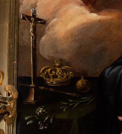 Zdjęcie nr 4: Obraz w kształcie stojącego prostokąta zamkniętego łukiem półkolistym, nadwieszonym, z występem. Święta ukazana w całej postaci, w pozycji klęczącej, w trzech czwartych. Ubrana jest w czarny habit i białą podwikę. Jej twarz jest pełna, nos długi, usta czerwone, lekko otwarte, oczy otwarte. Prawą rękę składa na piersi, lewą opuszcza w dół. Spogląda w kierunku Matki Boskiej z Dzieciątkiem wyłaniającej się z chmur. Przed nią stolik nakryty zieloną tkaniną ze złotym obszyciem, na którym znajdują się krucyfiks, korona zamknięta, berło, jabłko i lilia. W tle kolumna na postumencie i fragment kotary.