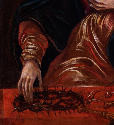 Zdjęcie nr 4: Obraz w kształcie stojącego prostokąta zamkniętego od góry łukiem nadwieszonym przedstawia Matkę Boską Bolesną ukazaną do kolan, zwróconą lekko w prawo. Głowę pochyla na prawy bark, lewą rękę składa na piersi, poniżej miejsca, w które wbija się krótki miecz, prawą dotyka leżącej  przed nią korony cierniowej.  Ma owalną twarz o wyrazistych rysach, wzrok wznosi ku górze, oczy są zagłębione, nos wąski, usta małe, czerwone; wokół głowy nimb.  Jest ubrana w czerwoną, połyskującą złotem suknię o wąskich rękawach i takiego samego koloru welon na głowie. Na  ramiona i ręce ma zarzucony granatowy płaszcz lamowany złotem.  Przed nią, na blacie przykrytym czerwona tkaniną leżą narzędzia męki – wspomniana korona cierniowa, trzy powyginane gwoździe, rózga oraz bicz.  Scena rozgrywa się we wnętrzu, za Marią widać trzy pionowe ciemnobrązowe, ciemniejące ku prawej stronie pionowe panele. 