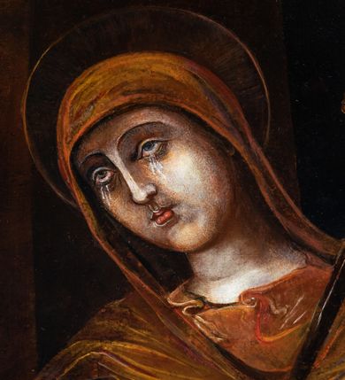 Zdjęcie nr 3: Obraz w kształcie stojącego prostokąta zamkniętego od góry łukiem nadwieszonym przedstawia Matkę Boską Bolesną ukazaną do kolan, zwróconą lekko w prawo. Głowę pochyla na prawy bark, lewą rękę składa na piersi, poniżej miejsca, w które wbija się krótki miecz, prawą dotyka leżącej  przed nią korony cierniowej.  Ma owalną twarz o wyrazistych rysach, wzrok wznosi ku górze, oczy są zagłębione, nos wąski, usta małe, czerwone; wokół głowy nimb.  Jest ubrana w czerwoną, połyskującą złotem suknię o wąskich rękawach i takiego samego koloru welon na głowie. Na  ramiona i ręce ma zarzucony granatowy płaszcz lamowany złotem.  Przed nią, na blacie przykrytym czerwona tkaniną leżą narzędzia męki – wspomniana korona cierniowa, trzy powyginane gwoździe, rózga oraz bicz.  Scena rozgrywa się we wnętrzu, za Marią widać trzy pionowe ciemnobrązowe, ciemniejące ku prawej stronie pionowe panele. 