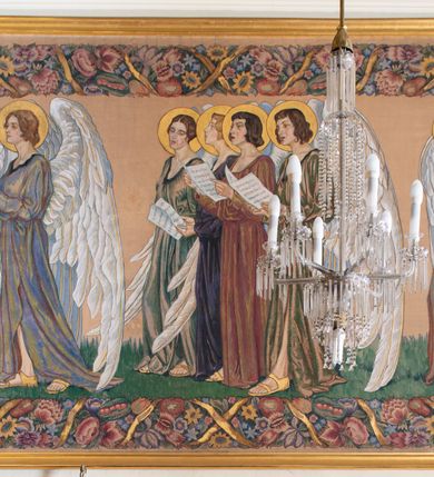 Zdjęcie nr 2: Obrazy w kształcie leżącego prostokąta przedstawiają procesję aniołów w trzech szeregach. Postacie w typie smukłych młodzieńców, ubranych w długie suknie w kolorze czerwonym, zielonym i niebieski, przepasane na biodrach, ze złotymi nimbami wokół głów i długimi białymi skrzydłami. Anioły w pierwszym rzędzie trzymają kadzielnice, w dalszych grają na różnych instrumentach: fletach, harfach, cytrze i cymbałach. Kompozycję obiega barwna, szeroka bordiura z różnych kwiatów.    