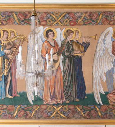 Zdjęcie nr 3: Obrazy w kształcie leżącego prostokąta przedstawiają procesję aniołów w trzech szeregach. Postacie w typie smukłych młodzieńców, ubranych w długie suknie w kolorze czerwonym, zielonym i niebieski, przepasane na biodrach, ze złotymi nimbami wokół głów i długimi białymi skrzydłami. Anioły w pierwszym rzędzie trzymają kadzielnice, w dalszych grają na różnych instrumentach: fletach, harfach, cytrze i cymbałach. Kompozycję obiega barwna, szeroka bordiura z różnych kwiatów.    