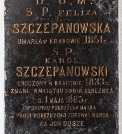 Zdjęcie nr 1: Płyta w kształcie prostokąta stojącego wypełniona inskrypcją.

Inskrypcja:

D.O.M. / Ś.P. FELIXA / SZCZEPANOWSKA / UMARŁA W KRAKOWIE 1851 r. / Ś. P. KAROL / SZCZEPANOWSKI / URODZONY W KRAKOWIE W 1833 r. / ZMARŁ W MAJĄTKU SWOIM BEREZNICA / D. 1 MAJA 1885 r. / W SMUTKU POGRĄŻONA MATKA / PROSI POBOŻNYCH O ZDROWAŚ MARYA / ZA JCH DUSZE