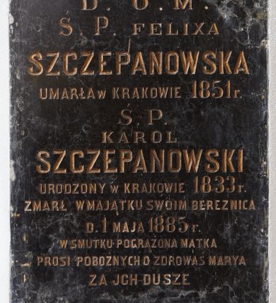 Zdjęcie nr 1: Płyta w kształcie prostokąta stojącego wypełniona inskrypcją.

Inskrypcja:

D.O.M. / Ś.P. FELIXA / SZCZEPANOWSKA / UMARŁA W KRAKOWIE 1851 r. / Ś. P. KAROL / SZCZEPANOWSKI / URODZONY W KRAKOWIE W 1833 r. / ZMARŁ W MAJĄTKU SWOIM BEREZNICA / D. 1 MAJA 1885 r. / W SMUTKU POGRĄŻONA MATKA / PROSI POBOŻNYCH O ZDROWAŚ MARYA / ZA JCH DUSZE