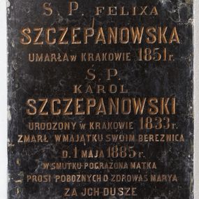 Zdjęcie nr 1: Płyta w kształcie prostokąta stojącego wypełniona inskrypcją.

Inskrypcja:

D.O.M. / Ś.P. FELIXA / SZCZEPANOWSKA / UMARŁA W KRAKOWIE 1851 r. / Ś. P. KAROL / SZCZEPANOWSKI / URODZONY W KRAKOWIE W 1833 r. / ZMARŁ W MAJĄTKU SWOIM BEREZNICA / D. 1 MAJA 1885 r. / W SMUTKU POGRĄŻONA MATKA / PROSI POBOŻNYCH O ZDROWAŚ MARYA / ZA JCH DUSZE