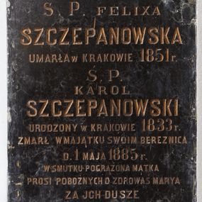 Zdjęcie nr 1: Płyta w kształcie prostokąta stojącego wypełniona inskrypcją.

Inskrypcja:

D.O.M. / Ś.P. FELIXA / SZCZEPANOWSKA / UMARŁA W KRAKOWIE 1851 r. / Ś. P. KAROL / SZCZEPANOWSKI / URODZONY W KRAKOWIE W 1833 r. / ZMARŁ W MAJĄTKU SWOIM BEREZNICA / D. 1 MAJA 1885 r. / W SMUTKU POGRĄŻONA MATKA / PROSI POBOŻNYCH O ZDROWAŚ MARYA / ZA JCH DUSZE