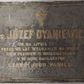 Zdjęcie nr 1: Płyta kamienna w kształcie prostokąta leżącego z inskrypcją umieszczoną w żłobionej ramce uformowanej z konturów wąskich prostokątów przecinających się w narożach.

Inskrypcja: Ks. JÓZEF DYAKIEWICZ / UR. NA LITWIE 1835 R. / PRZEZ 22 LAT WYGNANIEC NA SYBIR / ZM. W KRAKOWIE 19. WRZESNIA 1886 R. / W 26 ROKU KAPLAŃSTWA / CZEŚĆ JEGO PAMIĘCI.