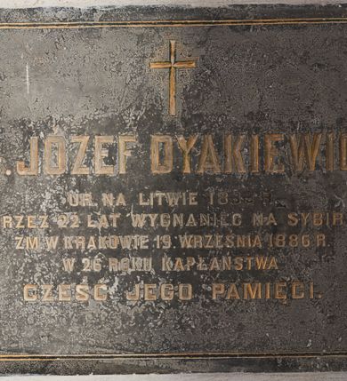 Zdjęcie nr 1: Płyta kamienna w kształcie prostokąta leżącego z inskrypcją umieszczoną w żłobionej ramce uformowanej z konturów wąskich prostokątów przecinających się w narożach.

Inskrypcja: Ks. JÓZEF DYAKIEWICZ / UR. NA LITWIE 1835 R. / PRZEZ 22 LAT WYGNANIEC NA SYBIR / ZM. W KRAKOWIE 19. WRZESNIA 1886 R. / W 26 ROKU KAPLAŃSTWA / CZEŚĆ JEGO PAMIĘCI.