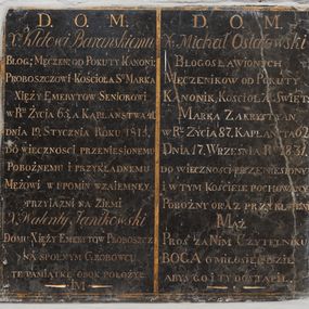 Zdjęcie nr 1: prostokątna płyta z czarnego marmuru. pole inskrypcyjne ujęte obramieniem w formie złoconej lamówki i podzielone symetrycznie na dwie części. Po prawej heraldycznej inskrypcja:

„D.O.M/X(dz)u Kletowi Barańskiemu / BŁOG(OSŁAWIONYCH) MECZEN(NIKÓW) OD POKUTY KANONIK(OWI) / PROBOSZCZOWI KOŚCIOŁA S(WIĘTE)GO MARKA / XIĘŻY EMERYTOW SENIOROWI / W R(OK)U ŻYCIA 65. A KAPŁAŃSTWA 41. / DNIA 19. STYCZNIA ROKU 1815. DO WIECZNOŚCI PRZENIESIONEMU / POBOŻNEMU I PRZYKŁADNEMU / MĘŻOWI W UPOMIN WZAIEMNEY PRZYIAZNI NA ZIEMI /X. Walenty Janikowski / DOMU XIĘŻY EMERYTOW PROBOSZCZ / NA SPOLNYM GROBOWCU TE PAMIĄTKĘ OBOK POŁOŻYŁ / IM”

Po lewej heraldycznej:

„D.O.M. /X. Michał Ostałowski / BŁOGOSŁAWIONYCH / MĘCZENNIKÓW OD POKUTY / KANONIK KOŚCIOŁA SWIĘT(EGO) / MARKA ZAKRYSTYAN / W R(OK)U ZYCIA 87. KAPŁAŃSTWA 62. / DNIA 17 WRZEŚNIA R(OK)U 1831. / DO WIECZNOŚCI PRZENIESIONY I W TYM KOŚCIELE POCHOWANY / POBOŻNY ORAZ PRZYKŁADNY/MĄŻ / PROŚ ZA NIM CZYTELNIKU / BOGA O MIŁOSIERDZIE/ABYŚ GO I TY DOSTĄPIŁ.”