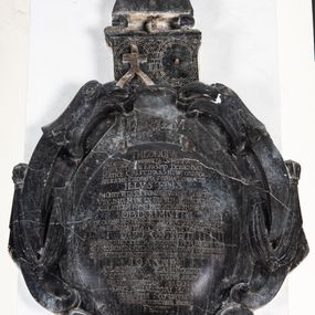 Zdjęcie nr 1: Marmurowa płyta o owalnym kształcie ujęta w obramienie z ornamentu kartuszowo-zawijanego z wolutowymi motywami w górnej partii przyjmującymi formę zwróconych ku sobie zgeometryzowanych orlich głów. Zwieńczenie z cokołem i obeliskiem na trzech kulach. Na cokole dwa owalne ryte pola, na jednym po lewej stronie godło herbu Kościesza. W polu inskrypcja: &quot;D(EO) O(PTIMO) M(AXIMO) / THEODORA / A DĘBIANI ZAMBRZICKA STEMMATIS / RAWICZ PATRE ERASMO DĘBIENSKI / MATRE CRISTINA A SKIWI ORIVNDA / RELIGIONE PROSAPIA FORMA BENEFACTIS / ILLVSTRIS / IN ORTV VITAE ET CONIVGII ANNO A PARTV / VIRGINIS MDCLX DIE VI MAI IN PVLVERE SVO / AD LAPIDEM HVNC FATIGATA AERVMNIS VITAE / OBDORMIVIT / IN OCCASV NOVISSIMAE DIEIRVRSVS AD CLANGOREM / TVBAE ANIMATVRA ET AETERNVM VIGILATVRA / EXPERGEFI ET / AMICE VT  NOCTEM HANC SPECTRIS NON INQVIE[T] TAM / SOMNO NON IN SIPIDAM EXPERIARE TALAMV(M) PELLINATIONIS / TVAE TVTVS RECTE FACTOR(M) CONSCIENTIA MEMINERIS INGREDI / IOANNES / A ZAMBRZICA ZAMBRZICKI / SECRETARVS REGIVS ARAM / HANC DOTATAM MAGNO / DEO SALVATORI MANU/SOLAEVM POSTHVMAE / CONIVGIS MEMORIAE SACRA / FECIT.&quot;
