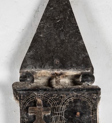 Zdjęcie nr 3: Marmurowa płyta o owalnym kształcie ujęta w obramienie z ornamentu kartuszowo-zawijanego z wolutowymi motywami w górnej partii przyjmującymi formę zwróconych ku sobie zgeometryzowanych orlich głów. Zwieńczenie z cokołem i obeliskiem na trzech kulach. Na cokole dwa owalne ryte pola, na jednym po lewej stronie godło herbu Kościesza. W polu inskrypcja: &quot;D(EO) O(PTIMO) M(AXIMO) / THEODORA / A DĘBIANI ZAMBRZICKA STEMMATIS / RAWICZ PATRE ERASMO DĘBIENSKI / MATRE CRISTINA A SKIWI ORIVNDA / RELIGIONE PROSAPIA FORMA BENEFACTIS / ILLVSTRIS / IN ORTV VITAE ET CONIVGII ANNO A PARTV / VIRGINIS MDCLX DIE VI MAI IN PVLVERE SVO / AD LAPIDEM HVNC FATIGATA AERVMNIS VITAE / OBDORMIVIT / IN OCCASV NOVISSIMAE DIEIRVRSVS AD CLANGOREM / TVBAE ANIMATVRA ET AETERNVM VIGILATVRA / EXPERGEFI ET / AMICE VT  NOCTEM HANC SPECTRIS NON INQVIE[T] TAM / SOMNO NON IN SIPIDAM EXPERIARE TALAMV(M) PELLINATIONIS / TVAE TVTVS RECTE FACTOR(M) CONSCIENTIA MEMINERIS INGREDI / IOANNES / A ZAMBRZICA ZAMBRZICKI / SECRETARVS REGIVS ARAM / HANC DOTATAM MAGNO / DEO SALVATORI MANU/SOLAEVM POSTHVMAE / CONIVGIS MEMORIAE SACRA / FECIT.&quot;
