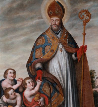 Zdjęcie nr 1: Obraz uzyskał kształt stojącego prostokąta w złoconej, profilowanej ramie. W centrum kompozycji, na tle pejzażu ukazano św. Mikołaj jako starszego mężczyznę w stroju biskupim stojący obok drewnianego cebra z trzema chłopcami. Święty został ujęty w trzech czwartych w lewo. Mikołaj w lewym ręku trzyma złoty pastorał o krzywaśni utworzonej z wici roślinnej, prawą zaś podaje jednemu z chłopców złotą bryłę. Biskup ma pociągłą twarz o zapadniętych policzkach otoczoną siwiejącą krótką brodą. Jego twarz charakteryzuje jasna karnacja, wydatny nos i usta. Spojrzenie nieznacznie przymkniętych oczy kieruje w stronę chłopców. Mikołaj ubrany jest w ciemną, marszczoną sutannę, białą rokietę ze spodem i rękawami dekorowaną koronką oraz w ozdobną kapę z szeroką, ochrową bortą zdobioną malowaną imitacją kameryzacji. Kapę zdobi powtarzający się ochrowy motyw stylizowanej rozety w romboidalnym obramieniu na niebieskim tle. Spod kapy widać na piersi niewielki złoty krzyż pektoralny. Na głowie biskup ma ciemnoochrową infułę ozdobioną dwoma klejnotami z kamieniami szlachetnymi, a na rękach czerwone rękawiczki pontyfikalne. Chłopcy w cebrze ukazani zostali w dynamicznych pozach, z odsłoniętymi torsami. Mają pucułowate twarze o rumianych policzkach oraz wydatnych nosach i pełnych ustach. Ubrani są w luźno udrapowane szaty – czerwoną, jasnoszarą i ciemnogranatową. Chłopiec w czerwonej szacie odbiera od świętego złotą bryłę trzymając już w pole szaty dwie pozostałe. Siedzący obok niego chłopiec w szarawej szacie trzyma jedną bryłę złota, natomiast widoczny za nimi trzeci w ciemnogranatowej szacie ma modlitewnie złożone ręce. W tle z prawej strony kompozycji ukazany został fragment zabudowań kościelnych, a powyżej szare niebo. 