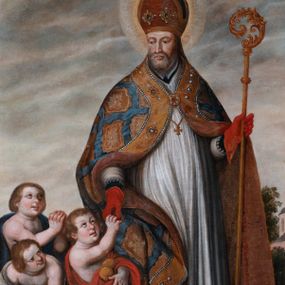 Zdjęcie nr 1: Obraz uzyskał kształt stojącego prostokąta w złoconej, profilowanej ramie. W centrum kompozycji, na tle pejzażu ukazano św. Mikołaj jako starszego mężczyznę w stroju biskupim stojący obok drewnianego cebra z trzema chłopcami. Święty został ujęty w trzech czwartych w lewo. Mikołaj w lewym ręku trzyma złoty pastorał o krzywaśni utworzonej z wici roślinnej, prawą zaś podaje jednemu z chłopców złotą bryłę. Biskup ma pociągłą twarz o zapadniętych policzkach otoczoną siwiejącą krótką brodą. Jego twarz charakteryzuje jasna karnacja, wydatny nos i usta. Spojrzenie nieznacznie przymkniętych oczy kieruje w stronę chłopców. Mikołaj ubrany jest w ciemną, marszczoną sutannę, białą rokietę ze spodem i rękawami dekorowaną koronką oraz w ozdobną kapę z szeroką, ochrową bortą zdobioną malowaną imitacją kameryzacji. Kapę zdobi powtarzający się ochrowy motyw stylizowanej rozety w romboidalnym obramieniu na niebieskim tle. Spod kapy widać na piersi niewielki złoty krzyż pektoralny. Na głowie biskup ma ciemnoochrową infułę ozdobioną dwoma klejnotami z kamieniami szlachetnymi, a na rękach czerwone rękawiczki pontyfikalne. Chłopcy w cebrze ukazani zostali w dynamicznych pozach, z odsłoniętymi torsami. Mają pucułowate twarze o rumianych policzkach oraz wydatnych nosach i pełnych ustach. Ubrani są w luźno udrapowane szaty – czerwoną, jasnoszarą i ciemnogranatową. Chłopiec w czerwonej szacie odbiera od świętego złotą bryłę trzymając już w pole szaty dwie pozostałe. Siedzący obok niego chłopiec w szarawej szacie trzyma jedną bryłę złota, natomiast widoczny za nimi trzeci w ciemnogranatowej szacie ma modlitewnie złożone ręce. W tle z prawej strony kompozycji ukazany został fragment zabudowań kościelnych, a powyżej szare niebo. 