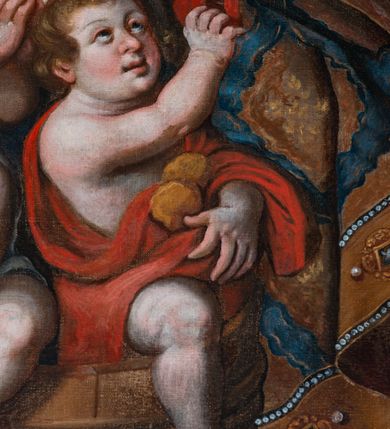 Zdjęcie nr 6: Obraz uzyskał kształt stojącego prostokąta w złoconej, profilowanej ramie. W centrum kompozycji, na tle pejzażu ukazano św. Mikołaj jako starszego mężczyznę w stroju biskupim stojący obok drewnianego cebra z trzema chłopcami. Święty został ujęty w trzech czwartych w lewo. Mikołaj w lewym ręku trzyma złoty pastorał o krzywaśni utworzonej z wici roślinnej, prawą zaś podaje jednemu z chłopców złotą bryłę. Biskup ma pociągłą twarz o zapadniętych policzkach otoczoną siwiejącą krótką brodą. Jego twarz charakteryzuje jasna karnacja, wydatny nos i usta. Spojrzenie nieznacznie przymkniętych oczy kieruje w stronę chłopców. Mikołaj ubrany jest w ciemną, marszczoną sutannę, białą rokietę ze spodem i rękawami dekorowaną koronką oraz w ozdobną kapę z szeroką, ochrową bortą zdobioną malowaną imitacją kameryzacji. Kapę zdobi powtarzający się ochrowy motyw stylizowanej rozety w romboidalnym obramieniu na niebieskim tle. Spod kapy widać na piersi niewielki złoty krzyż pektoralny. Na głowie biskup ma ciemnoochrową infułę ozdobioną dwoma klejnotami z kamieniami szlachetnymi, a na rękach czerwone rękawiczki pontyfikalne. Chłopcy w cebrze ukazani zostali w dynamicznych pozach, z odsłoniętymi torsami. Mają pucułowate twarze o rumianych policzkach oraz wydatnych nosach i pełnych ustach. Ubrani są w luźno udrapowane szaty – czerwoną, jasnoszarą i ciemnogranatową. Chłopiec w czerwonej szacie odbiera od świętego złotą bryłę trzymając już w pole szaty dwie pozostałe. Siedzący obok niego chłopiec w szarawej szacie trzyma jedną bryłę złota, natomiast widoczny za nimi trzeci w ciemnogranatowej szacie ma modlitewnie złożone ręce. W tle z prawej strony kompozycji ukazany został fragment zabudowań kościelnych, a powyżej szare niebo. 