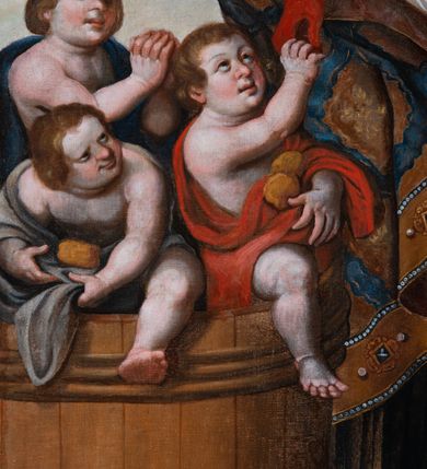 Zdjęcie nr 4: Obraz uzyskał kształt stojącego prostokąta w złoconej, profilowanej ramie. W centrum kompozycji, na tle pejzażu ukazano św. Mikołaj jako starszego mężczyznę w stroju biskupim stojący obok drewnianego cebra z trzema chłopcami. Święty został ujęty w trzech czwartych w lewo. Mikołaj w lewym ręku trzyma złoty pastorał o krzywaśni utworzonej z wici roślinnej, prawą zaś podaje jednemu z chłopców złotą bryłę. Biskup ma pociągłą twarz o zapadniętych policzkach otoczoną siwiejącą krótką brodą. Jego twarz charakteryzuje jasna karnacja, wydatny nos i usta. Spojrzenie nieznacznie przymkniętych oczy kieruje w stronę chłopców. Mikołaj ubrany jest w ciemną, marszczoną sutannę, białą rokietę ze spodem i rękawami dekorowaną koronką oraz w ozdobną kapę z szeroką, ochrową bortą zdobioną malowaną imitacją kameryzacji. Kapę zdobi powtarzający się ochrowy motyw stylizowanej rozety w romboidalnym obramieniu na niebieskim tle. Spod kapy widać na piersi niewielki złoty krzyż pektoralny. Na głowie biskup ma ciemnoochrową infułę ozdobioną dwoma klejnotami z kamieniami szlachetnymi, a na rękach czerwone rękawiczki pontyfikalne. Chłopcy w cebrze ukazani zostali w dynamicznych pozach, z odsłoniętymi torsami. Mają pucułowate twarze o rumianych policzkach oraz wydatnych nosach i pełnych ustach. Ubrani są w luźno udrapowane szaty – czerwoną, jasnoszarą i ciemnogranatową. Chłopiec w czerwonej szacie odbiera od świętego złotą bryłę trzymając już w pole szaty dwie pozostałe. Siedzący obok niego chłopiec w szarawej szacie trzyma jedną bryłę złota, natomiast widoczny za nimi trzeci w ciemnogranatowej szacie ma modlitewnie złożone ręce. W tle z prawej strony kompozycji ukazany został fragment zabudowań kościelnych, a powyżej szare niebo. 