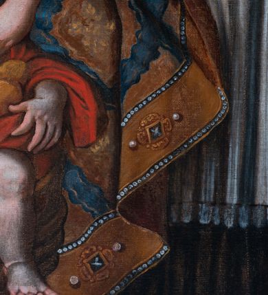 Zdjęcie nr 7: Obraz uzyskał kształt stojącego prostokąta w złoconej, profilowanej ramie. W centrum kompozycji, na tle pejzażu ukazano św. Mikołaj jako starszego mężczyznę w stroju biskupim stojący obok drewnianego cebra z trzema chłopcami. Święty został ujęty w trzech czwartych w lewo. Mikołaj w lewym ręku trzyma złoty pastorał o krzywaśni utworzonej z wici roślinnej, prawą zaś podaje jednemu z chłopców złotą bryłę. Biskup ma pociągłą twarz o zapadniętych policzkach otoczoną siwiejącą krótką brodą. Jego twarz charakteryzuje jasna karnacja, wydatny nos i usta. Spojrzenie nieznacznie przymkniętych oczy kieruje w stronę chłopców. Mikołaj ubrany jest w ciemną, marszczoną sutannę, białą rokietę ze spodem i rękawami dekorowaną koronką oraz w ozdobną kapę z szeroką, ochrową bortą zdobioną malowaną imitacją kameryzacji. Kapę zdobi powtarzający się ochrowy motyw stylizowanej rozety w romboidalnym obramieniu na niebieskim tle. Spod kapy widać na piersi niewielki złoty krzyż pektoralny. Na głowie biskup ma ciemnoochrową infułę ozdobioną dwoma klejnotami z kamieniami szlachetnymi, a na rękach czerwone rękawiczki pontyfikalne. Chłopcy w cebrze ukazani zostali w dynamicznych pozach, z odsłoniętymi torsami. Mają pucułowate twarze o rumianych policzkach oraz wydatnych nosach i pełnych ustach. Ubrani są w luźno udrapowane szaty – czerwoną, jasnoszarą i ciemnogranatową. Chłopiec w czerwonej szacie odbiera od świętego złotą bryłę trzymając już w pole szaty dwie pozostałe. Siedzący obok niego chłopiec w szarawej szacie trzyma jedną bryłę złota, natomiast widoczny za nimi trzeci w ciemnogranatowej szacie ma modlitewnie złożone ręce. W tle z prawej strony kompozycji ukazany został fragment zabudowań kościelnych, a powyżej szare niebo. 