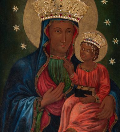 Zdjęcie nr 4: Obraz uzyskał kształt stojącego prostokąta ujętego w proste, złocone i profilowane ramy oraz dekoracyjne obramienie utworzone z płaskorzeźbionego ornamentu małżowinowo-chrząstkowego przytwierdzonego do zielono-błękitnego marmurowego tła. W zwieńczeniu obramienia kartusz z napisem: AVE MARIA. W centrum kompozycji na ciemnym, jednolitym tle ukazano frontalnie Madonnę z Dzieciątkiem w typie Matki Boskiej Częstochowskiej. Maria na lewym przedramieniu trzyma Dzieciątko Jezus, na które wskazuje prawą ręką przyłożoną do piersi. Matka Boska ma pociągłą twarz o brązowej karnacji z wyraźnie zaznaczonymi drobnymi ustami o pełnych wargach, wydatnym nosie i małych, migdałowych, otwartych oczach. Na jej prawym policzku widoczne są dwie rysy. Madonna ubrana jest w ciemnoniebieski maforion podbity czerwienią i lamowany taśmą z malarskim naśladownictwem kameryzacji. Spod maforionu widoczna jest zielona, marszczona suknia obwiedziona pod szyją taśmą także z malarskim naśladownictwem kameryzacji. Siedzące Dzieciątko Jezus zostało ujęte w trzech czwartych w prawo. Prawą rękę unosi w geście błogosławieństwa, lewą zaś podtrzymuje na kolanach zamknięty na dwie klamry kodeks. Jezus o jasnobrązowej karnacji ma owalną twarz o spojrzeniu skierowanym na matkę, mały nos i pełne usta. Jego głowę otaczają kędzierzawe, brązowe włosy rozjaśnione przy końcówkach loków. Ubrany jest w czerwoną, marszczoną na piersi tunikę lamowaną pod szyją, u spodu i przy rękawach taśmą z malarskim naśladownictwem kameryzacji. Spod tuniki wdać na dole jego bosą stopę. Głowy obu postaci otaczają złocone nimby oraz dwanaście malowanych gwiazd, na które nałożono mniejsze, metalowe i złocone. Na głowach Marii i Jezusa nałożone są srebrne i złocone korony o floranych sterczynach zdobione kameryzacją.    
