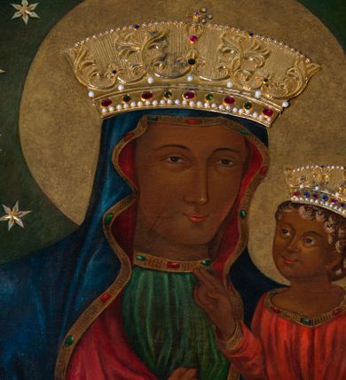 Zdjęcie nr 5: Obraz uzyskał kształt stojącego prostokąta ujętego w proste, złocone i profilowane ramy oraz dekoracyjne obramienie utworzone z płaskorzeźbionego ornamentu małżowinowo-chrząstkowego przytwierdzonego do zielono-błękitnego marmurowego tła. W zwieńczeniu obramienia kartusz z napisem: AVE MARIA. W centrum kompozycji na ciemnym, jednolitym tle ukazano frontalnie Madonnę z Dzieciątkiem w typie Matki Boskiej Częstochowskiej. Maria na lewym przedramieniu trzyma Dzieciątko Jezus, na które wskazuje prawą ręką przyłożoną do piersi. Matka Boska ma pociągłą twarz o brązowej karnacji z wyraźnie zaznaczonymi drobnymi ustami o pełnych wargach, wydatnym nosie i małych, migdałowych, otwartych oczach. Na jej prawym policzku widoczne są dwie rysy. Madonna ubrana jest w ciemnoniebieski maforion podbity czerwienią i lamowany taśmą z malarskim naśladownictwem kameryzacji. Spod maforionu widoczna jest zielona, marszczona suknia obwiedziona pod szyją taśmą także z malarskim naśladownictwem kameryzacji. Siedzące Dzieciątko Jezus zostało ujęte w trzech czwartych w prawo. Prawą rękę unosi w geście błogosławieństwa, lewą zaś podtrzymuje na kolanach zamknięty na dwie klamry kodeks. Jezus o jasnobrązowej karnacji ma owalną twarz o spojrzeniu skierowanym na matkę, mały nos i pełne usta. Jego głowę otaczają kędzierzawe, brązowe włosy rozjaśnione przy końcówkach loków. Ubrany jest w czerwoną, marszczoną na piersi tunikę lamowaną pod szyją, u spodu i przy rękawach taśmą z malarskim naśladownictwem kameryzacji. Spod tuniki wdać na dole jego bosą stopę. Głowy obu postaci otaczają złocone nimby oraz dwanaście malowanych gwiazd, na które nałożono mniejsze, metalowe i złocone. Na głowach Marii i Jezusa nałożone są srebrne i złocone korony o floranych sterczynach zdobione kameryzacją.    
