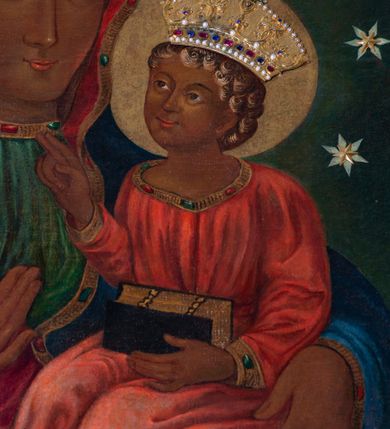 Zdjęcie nr 6: Obraz uzyskał kształt stojącego prostokąta ujętego w proste, złocone i profilowane ramy oraz dekoracyjne obramienie utworzone z płaskorzeźbionego ornamentu małżowinowo-chrząstkowego przytwierdzonego do zielono-błękitnego marmurowego tła. W zwieńczeniu obramienia kartusz z napisem: AVE MARIA. W centrum kompozycji na ciemnym, jednolitym tle ukazano frontalnie Madonnę z Dzieciątkiem w typie Matki Boskiej Częstochowskiej. Maria na lewym przedramieniu trzyma Dzieciątko Jezus, na które wskazuje prawą ręką przyłożoną do piersi. Matka Boska ma pociągłą twarz o brązowej karnacji z wyraźnie zaznaczonymi drobnymi ustami o pełnych wargach, wydatnym nosie i małych, migdałowych, otwartych oczach. Na jej prawym policzku widoczne są dwie rysy. Madonna ubrana jest w ciemnoniebieski maforion podbity czerwienią i lamowany taśmą z malarskim naśladownictwem kameryzacji. Spod maforionu widoczna jest zielona, marszczona suknia obwiedziona pod szyją taśmą także z malarskim naśladownictwem kameryzacji. Siedzące Dzieciątko Jezus zostało ujęte w trzech czwartych w prawo. Prawą rękę unosi w geście błogosławieństwa, lewą zaś podtrzymuje na kolanach zamknięty na dwie klamry kodeks. Jezus o jasnobrązowej karnacji ma owalną twarz o spojrzeniu skierowanym na matkę, mały nos i pełne usta. Jego głowę otaczają kędzierzawe, brązowe włosy rozjaśnione przy końcówkach loków. Ubrany jest w czerwoną, marszczoną na piersi tunikę lamowaną pod szyją, u spodu i przy rękawach taśmą z malarskim naśladownictwem kameryzacji. Spod tuniki wdać na dole jego bosą stopę. Głowy obu postaci otaczają złocone nimby oraz dwanaście malowanych gwiazd, na które nałożono mniejsze, metalowe i złocone. Na głowach Marii i Jezusa nałożone są srebrne i złocone korony o floranych sterczynach zdobione kameryzacją.    
