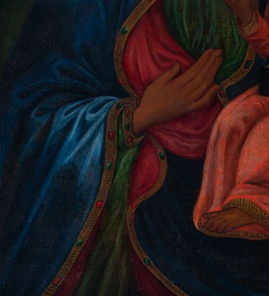 Zdjęcie nr 7: Obraz uzyskał kształt stojącego prostokąta ujętego w proste, złocone i profilowane ramy oraz dekoracyjne obramienie utworzone z płaskorzeźbionego ornamentu małżowinowo-chrząstkowego przytwierdzonego do zielono-błękitnego marmurowego tła. W zwieńczeniu obramienia kartusz z napisem: AVE MARIA. W centrum kompozycji na ciemnym, jednolitym tle ukazano frontalnie Madonnę z Dzieciątkiem w typie Matki Boskiej Częstochowskiej. Maria na lewym przedramieniu trzyma Dzieciątko Jezus, na które wskazuje prawą ręką przyłożoną do piersi. Matka Boska ma pociągłą twarz o brązowej karnacji z wyraźnie zaznaczonymi drobnymi ustami o pełnych wargach, wydatnym nosie i małych, migdałowych, otwartych oczach. Na jej prawym policzku widoczne są dwie rysy. Madonna ubrana jest w ciemnoniebieski maforion podbity czerwienią i lamowany taśmą z malarskim naśladownictwem kameryzacji. Spod maforionu widoczna jest zielona, marszczona suknia obwiedziona pod szyją taśmą także z malarskim naśladownictwem kameryzacji. Siedzące Dzieciątko Jezus zostało ujęte w trzech czwartych w prawo. Prawą rękę unosi w geście błogosławieństwa, lewą zaś podtrzymuje na kolanach zamknięty na dwie klamry kodeks. Jezus o jasnobrązowej karnacji ma owalną twarz o spojrzeniu skierowanym na matkę, mały nos i pełne usta. Jego głowę otaczają kędzierzawe, brązowe włosy rozjaśnione przy końcówkach loków. Ubrany jest w czerwoną, marszczoną na piersi tunikę lamowaną pod szyją, u spodu i przy rękawach taśmą z malarskim naśladownictwem kameryzacji. Spod tuniki wdać na dole jego bosą stopę. Głowy obu postaci otaczają złocone nimby oraz dwanaście malowanych gwiazd, na które nałożono mniejsze, metalowe i złocone. Na głowach Marii i Jezusa nałożone są srebrne i złocone korony o floranych sterczynach zdobione kameryzacją.    
