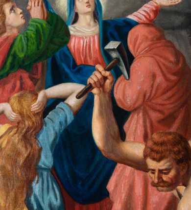 Zdjęcie nr 46: Czternaście obrazów uzyskało ten sam kształt stojącego prostokąta, obramienionego prostą, złoconą i profilowaną ramą. W polach obrazowych znalazły się wielopostaciowe kompozycje umieszczone najczęściej na tle pejzażu, ale także i architektury. Narracja każdego z obrazów skupia się na osobie Chrystusa, któremu towarzyszą inni ludzie, zgodnie z tematyką kolejnej stacji. Namalowane postacie wykonują gwałtowne i dynamiczne gesty. Na ich twarzach o jasnych karnacjach widoczne są różne emocje. Postacie ubrane są w obficie drapowane szaty o intensywnej i kontrastowej kolorystyce. Cykl przedstawia: 1) Sąd Piłata, 2) Jezus bierze krzyż na ramiona, 3) Pierwszy upadek Chrystusa, 4) Chrystus spotyka matkę, 5) Szymon z Cyreny pomaga nieść krzyż Jezusowi, 6) Weronika ociera twarz Jezusa, 7) Drugi upadek pod krzyżem Chrystusa, 8) Jezus upomina płaczące niewiasty, 9) Trzeci upadek pod krzyżem Chrystusa, 10) Obnażenie z szat Jezusa, 11) Przybicie do krzyża Chrystusa, 12) Śmierć Chrystusa na krzyżu, 13) Opłakiwanie Jezusa, 14) Złożenie Chrystusa do grobu.  