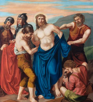 Zdjęcie nr 60: Czternaście obrazów uzyskało ten sam kształt stojącego prostokąta, obramienionego prostą, złoconą i profilowaną ramą. W polach obrazowych znalazły się wielopostaciowe kompozycje umieszczone najczęściej na tle pejzażu, ale także i architektury. Narracja każdego z obrazów skupia się na osobie Chrystusa, któremu towarzyszą inni ludzie, zgodnie z tematyką kolejnej stacji. Namalowane postacie wykonują gwałtowne i dynamiczne gesty. Na ich twarzach o jasnych karnacjach widoczne są różne emocje. Postacie ubrane są w obficie drapowane szaty o intensywnej i kontrastowej kolorystyce. Cykl przedstawia: 1) Sąd Piłata, 2) Jezus bierze krzyż na ramiona, 3) Pierwszy upadek Chrystusa, 4) Chrystus spotyka matkę, 5) Szymon z Cyreny pomaga nieść krzyż Jezusowi, 6) Weronika ociera twarz Jezusa, 7) Drugi upadek pod krzyżem Chrystusa, 8) Jezus upomina płaczące niewiasty, 9) Trzeci upadek pod krzyżem Chrystusa, 10) Obnażenie z szat Jezusa, 11) Przybicie do krzyża Chrystusa, 12) Śmierć Chrystusa na krzyżu, 13) Opłakiwanie Jezusa, 14) Złożenie Chrystusa do grobu.  