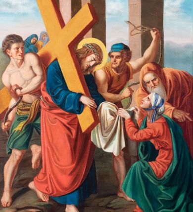 Zdjęcie nr 92: Czternaście obrazów uzyskało ten sam kształt stojącego prostokąta, obramienionego prostą, złoconą i profilowaną ramą. W polach obrazowych znalazły się wielopostaciowe kompozycje umieszczone najczęściej na tle pejzażu, ale także i architektury. Narracja każdego z obrazów skupia się na osobie Chrystusa, któremu towarzyszą inni ludzie, zgodnie z tematyką kolejnej stacji. Namalowane postacie wykonują gwałtowne i dynamiczne gesty. Na ich twarzach o jasnych karnacjach widoczne są różne emocje. Postacie ubrane są w obficie drapowane szaty o intensywnej i kontrastowej kolorystyce. Cykl przedstawia: 1) Sąd Piłata, 2) Jezus bierze krzyż na ramiona, 3) Pierwszy upadek Chrystusa, 4) Chrystus spotyka matkę, 5) Szymon z Cyreny pomaga nieść krzyż Jezusowi, 6) Weronika ociera twarz Jezusa, 7) Drugi upadek pod krzyżem Chrystusa, 8) Jezus upomina płaczące niewiasty, 9) Trzeci upadek pod krzyżem Chrystusa, 10) Obnażenie z szat Jezusa, 11) Przybicie do krzyża Chrystusa, 12) Śmierć Chrystusa na krzyżu, 13) Opłakiwanie Jezusa, 14) Złożenie Chrystusa do grobu.  