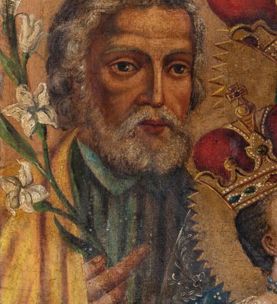 Zdjęcie nr 7: Feretron utworzono z mocno obecnie zniszczonej, prostopadłościennej podstawy w formie postumentu z otworami przeznaczonymi na drążki do noszenia oraz czworobocznego obramienia dekorowanego z trzech stron złoconą, ażurową wicią stylizowanego akantu. Na zwieńczeniu w owalu wyobrażona na awersie chrystogram &quot;IHS&quot;, a na rewersie monogram maryjny. Dwustronne pole obrazowe uzyskało kształt stojącego prostokąta. Na awersie przedstawiono Świętą Rodzinę ze św. Janem Chrzcicielem, określaną jako Matka Boska Dzikowska. W centrum kompozycji w półpostaci wyobrażono ukazaną frontalne z pochyloną w lewo głową Madonnę trzymającą przed sobą obiema rękami Dzieciątko Jezus. Matka Boska ma pociągłą twarz o jasnej karnacji z rumianymi policzkami, ciemne oczy, wydatny nos i usta. Na głowie ma ciemnozieloną chustę lamowaną złotą tasiemką, okrytą przeźroczystym welonem oraz złotą, zamkniętą koronę z krzyżykiem na globie. Ubrana jest w bladofioletową suknię obszytą złotą taśmą z malarską imitacją kameryzacji oraz niebieski płaszcz narzucony na ramiona i lamowany złotym galonem. Dzieciątko zostało ukazane w pozycji siedząco-leżącej w trzech czwartych w prawo. Jezus w obu wyciągniętych rękach trzyma wiśnie. Jego twarz o jasnej karnacji i rumianych policzkach charakteryzuje wydatny nos i usta. Głowę okalają krótkie, ciemne włosy odsłaniające prawe ucho. Dzieciątko ma na głowie zamkniętą, złotą koronę z krzyżykiem na globie. Zbawiciel ubrany jest w jasną tunikę. Od piersi w dół jego postać zakrywa wzorzysta tkanina, w którą jest owinięty. Głowy obu postaci otaczają złociste, zębate nimby. Z lewej strony w tyle widać do połowy postać św. Józefa. Jest to starszy mężczyzna z głową ujętą w trzech czwartych w prawo, z lilią w prawej ręce. Ma szeroko otwarte ciemne oczy, wydatny nos i usta. Głowę okalają siwe włosy i krótka broda. Ubrany jest w niebiesko-zieloną tunikę z kołnierzykiem oraz narzucony na ramiona żółty płaszcz. Na pierwszym planie w lewym rogu kompozycji w półpostaci przedstawiono w profilu małego św. Jana Chrzciciela z głową obrócona w stronę widza. Święty obiema rączkami przytula do siebie baranka. Ma owalną twarz o jasnej karnacji z drobnym nosem i ustami, okoloną jasnymi lokami. Jego nagie ciało okrywa skóra wielbłądzia. Za nim widać górną część laski krzyżowej z białą banderolą z napisem &quot;ECCE AGNUS DEI&quot;. W głębi w prawym rogu obrazu widać w oddali budynki konwentu dominikańskiego w Dzikowie. Na rewersie feretronu wyobrażono w centrum kompozycji stojącą frontalnie Matkę Boską Saletyńską. Madonna ze skrzyżowanymi na piersi dłońmi stoi na kamiennej płycie. Ma owalną twarz o jasnej karnacji z rumianymi policzkami, prostym nosem i wydatnymi ustami oraz otwartymi, ciemnymi oczami. Na głowie otoczonej zębatym nimbem ma pasiastą chustę przykrytą welonem oraz złotą, zamkniętą koronę z krzyżykiem na globie, dodatkowo obwiedzioną różanym wiankiem. Maria ubrana jest w białą koszulę oraz bladoszkarłatną suknię lamowaną galonem, dekorowaną na dole malowanymi kamieniami szlachetnymi i przepasaną złotym fartuszkiem. W głębi przedstawienia po obu stronach Marii zilustrowano dwa epizodu z historii objawień. Z lewej strony kompozycji widać klęczącą naprzeciw siebie dwójkę dzieci, ponad głowami których zjawia się Madonna w promienistej mandorli na tle złocisto-brązowych obłoków, a po prawej ta sama Matka Boska siedzi płacząc na kamieniu, a dwójka dzieci śpi obok siebie z tyłu. Maria w obu przypadkach została ukazano tak samo, jak w głównym przedstawieniu. Całość kompozycji w dolnej strefie uzupełniają małe wyobrażenia pasących się krów oraz widoczne w głębi przy linii horyzontu małe domki, a w górnej strefie w prawym rogu obecność trzech uskrzydlonych główek anielskich na tle złocisto-brązowych obłoków.

