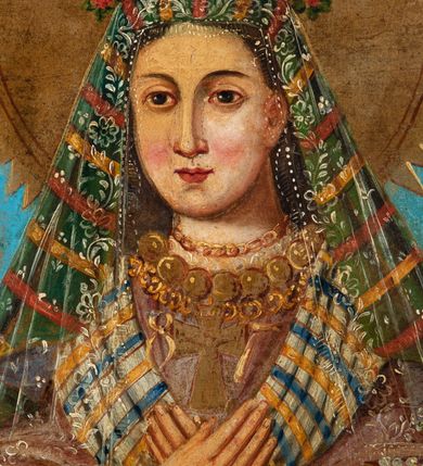 Zdjęcie nr 10: Feretron utworzono z mocno obecnie zniszczonej, prostopadłościennej podstawy w formie postumentu z otworami przeznaczonymi na drążki do noszenia oraz czworobocznego obramienia dekorowanego z trzech stron złoconą, ażurową wicią stylizowanego akantu. Na zwieńczeniu w owalu wyobrażona na awersie chrystogram "IHS", a na rewersie monogram maryjny. Dwustronne pole obrazowe uzyskało kształt stojącego prostokąta. Na awersie przedstawiono Świętą Rodzinę ze św. Janem Chrzcicielem, określaną jako Matka Boska Dzikowska. W centrum kompozycji w półpostaci wyobrażono ukazaną frontalne z pochyloną w lewo głową Madonnę trzymającą przed sobą obiema rękami Dzieciątko Jezus. Matka Boska ma pociągłą twarz o jasnej karnacji z rumianymi policzkami, ciemne oczy, wydatny nos i usta. Na głowie ma ciemnozieloną chustę lamowaną złotą tasiemką, okrytą przeźroczystym welonem oraz złotą, zamkniętą koronę z krzyżykiem na globie. Ubrana jest w bladofioletową suknię obszytą złotą taśmą z malarską imitacją kameryzacji oraz niebieski płaszcz narzucony na ramiona i lamowany złotym galonem. Dzieciątko zostało ukazane w pozycji siedząco-leżącej w trzech czwartych w prawo. Jezus w obu wyciągniętych rękach trzyma wiśnie. Jego twarz o jasnej karnacji i rumianych policzkach charakteryzuje wydatny nos i usta. Głowę okalają krótkie, ciemne włosy odsłaniające prawe ucho. Dzieciątko ma na głowie zamkniętą, złotą koronę z krzyżykiem na globie. Zbawiciel ubrany jest w jasną tunikę. Od piersi w dół jego postać zakrywa wzorzysta tkanina, w którą jest owinięty. Głowy obu postaci otaczają złociste, zębate nimby. Z lewej strony w tyle widać do połowy postać św. Józefa. Jest to starszy mężczyzna z głową ujętą w trzech czwartych w prawo, z lilią w prawej ręce. Ma szeroko otwarte ciemne oczy, wydatny nos i usta. Głowę okalają siwe włosy i krótka broda. Ubrany jest w niebiesko-zieloną tunikę z kołnierzykiem oraz narzucony na ramiona żółty płaszcz. Na pierwszym planie w lewym rogu kompozycji w półpostaci przedstawiono w profilu małego św. Jana Chrzciciela z głową obrócona w stronę widza. Święty obiema rączkami przytula do siebie baranka. Ma owalną twarz o jasnej karnacji z drobnym nosem i ustami, okoloną jasnymi lokami. Jego nagie ciało okrywa skóra wielbłądzia. Za nim widać górną część laski krzyżowej z białą banderolą z napisem "ECCE AGNUS DEI". W głębi w prawym rogu obrazu widać w oddali budynki konwentu dominikańskiego w Dzikowie. Na rewersie feretronu wyobrażono w centrum kompozycji stojącą frontalnie Matkę Boską Saletyńską. Madonna ze skrzyżowanymi na piersi dłońmi stoi na kamiennej płycie. Ma owalną twarz o jasnej karnacji z rumianymi policzkami, prostym nosem i wydatnymi ustami oraz otwartymi, ciemnymi oczami. Na głowie otoczonej zębatym nimbem ma pasiastą chustę przykrytą welonem oraz złotą, zamkniętą koronę z krzyżykiem na globie, dodatkowo obwiedzioną różanym wiankiem. Maria ubrana jest w białą koszulę oraz bladoszkarłatną suknię lamowaną galonem, dekorowaną na dole malowanymi kamieniami szlachetnymi i przepasaną złotym fartuszkiem. W głębi przedstawienia po obu stronach Marii zilustrowano dwa epizodu z historii objawień. Z lewej strony kompozycji widać klęczącą naprzeciw siebie dwójkę dzieci, ponad głowami których zjawia się Madonna w promienistej mandorli na tle złocisto-brązowych obłoków, a po prawej ta sama Matka Boska siedzi płacząc na kamieniu, a dwójka dzieci śpi obok siebie z tyłu. Maria w obu przypadkach została ukazano tak samo, jak w głównym przedstawieniu. Całość kompozycji w dolnej strefie uzupełniają małe wyobrażenia pasących się krów oraz widoczne w głębi przy linii horyzontu małe domki, a w górnej strefie w prawym rogu obecność trzech uskrzydlonych główek anielskich na tle złocisto-brązowych obłoków.

