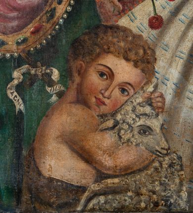 Zdjęcie nr 8: Feretron utworzono z mocno obecnie zniszczonej, prostopadłościennej podstawy w formie postumentu z otworami przeznaczonymi na drążki do noszenia oraz czworobocznego obramienia dekorowanego z trzech stron złoconą, ażurową wicią stylizowanego akantu. Na zwieńczeniu w owalu wyobrażona na awersie chrystogram "IHS", a na rewersie monogram maryjny. Dwustronne pole obrazowe uzyskało kształt stojącego prostokąta. Na awersie przedstawiono Świętą Rodzinę ze św. Janem Chrzcicielem, określaną jako Matka Boska Dzikowska. W centrum kompozycji w półpostaci wyobrażono ukazaną frontalne z pochyloną w lewo głową Madonnę trzymającą przed sobą obiema rękami Dzieciątko Jezus. Matka Boska ma pociągłą twarz o jasnej karnacji z rumianymi policzkami, ciemne oczy, wydatny nos i usta. Na głowie ma ciemnozieloną chustę lamowaną złotą tasiemką, okrytą przeźroczystym welonem oraz złotą, zamkniętą koronę z krzyżykiem na globie. Ubrana jest w bladofioletową suknię obszytą złotą taśmą z malarską imitacją kameryzacji oraz niebieski płaszcz narzucony na ramiona i lamowany złotym galonem. Dzieciątko zostało ukazane w pozycji siedząco-leżącej w trzech czwartych w prawo. Jezus w obu wyciągniętych rękach trzyma wiśnie. Jego twarz o jasnej karnacji i rumianych policzkach charakteryzuje wydatny nos i usta. Głowę okalają krótkie, ciemne włosy odsłaniające prawe ucho. Dzieciątko ma na głowie zamkniętą, złotą koronę z krzyżykiem na globie. Zbawiciel ubrany jest w jasną tunikę. Od piersi w dół jego postać zakrywa wzorzysta tkanina, w którą jest owinięty. Głowy obu postaci otaczają złociste, zębate nimby. Z lewej strony w tyle widać do połowy postać św. Józefa. Jest to starszy mężczyzna z głową ujętą w trzech czwartych w prawo, z lilią w prawej ręce. Ma szeroko otwarte ciemne oczy, wydatny nos i usta. Głowę okalają siwe włosy i krótka broda. Ubrany jest w niebiesko-zieloną tunikę z kołnierzykiem oraz narzucony na ramiona żółty płaszcz. Na pierwszym planie w lewym rogu kompozycji w półpostaci przedstawiono w profilu małego św. Jana Chrzciciela z głową obrócona w stronę widza. Święty obiema rączkami przytula do siebie baranka. Ma owalną twarz o jasnej karnacji z drobnym nosem i ustami, okoloną jasnymi lokami. Jego nagie ciało okrywa skóra wielbłądzia. Za nim widać górną część laski krzyżowej z białą banderolą z napisem "ECCE AGNUS DEI". W głębi w prawym rogu obrazu widać w oddali budynki konwentu dominikańskiego w Dzikowie. Na rewersie feretronu wyobrażono w centrum kompozycji stojącą frontalnie Matkę Boską Saletyńską. Madonna ze skrzyżowanymi na piersi dłońmi stoi na kamiennej płycie. Ma owalną twarz o jasnej karnacji z rumianymi policzkami, prostym nosem i wydatnymi ustami oraz otwartymi, ciemnymi oczami. Na głowie otoczonej zębatym nimbem ma pasiastą chustę przykrytą welonem oraz złotą, zamkniętą koronę z krzyżykiem na globie, dodatkowo obwiedzioną różanym wiankiem. Maria ubrana jest w białą koszulę oraz bladoszkarłatną suknię lamowaną galonem, dekorowaną na dole malowanymi kamieniami szlachetnymi i przepasaną złotym fartuszkiem. W głębi przedstawienia po obu stronach Marii zilustrowano dwa epizodu z historii objawień. Z lewej strony kompozycji widać klęczącą naprzeciw siebie dwójkę dzieci, ponad głowami których zjawia się Madonna w promienistej mandorli na tle złocisto-brązowych obłoków, a po prawej ta sama Matka Boska siedzi płacząc na kamieniu, a dwójka dzieci śpi obok siebie z tyłu. Maria w obu przypadkach została ukazano tak samo, jak w głównym przedstawieniu. Całość kompozycji w dolnej strefie uzupełniają małe wyobrażenia pasących się krów oraz widoczne w głębi przy linii horyzontu małe domki, a w górnej strefie w prawym rogu obecność trzech uskrzydlonych główek anielskich na tle złocisto-brązowych obłoków.

