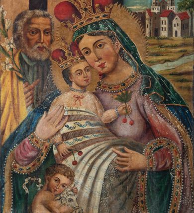 Zdjęcie nr 2: Feretron utworzono z mocno obecnie zniszczonej, prostopadłościennej podstawy w formie postumentu z otworami przeznaczonymi na drążki do noszenia oraz czworobocznego obramienia dekorowanego z trzech stron złoconą, ażurową wicią stylizowanego akantu. Na zwieńczeniu w owalu wyobrażona na awersie chrystogram &quot;IHS&quot;, a na rewersie monogram maryjny. Dwustronne pole obrazowe uzyskało kształt stojącego prostokąta. Na awersie przedstawiono Świętą Rodzinę ze św. Janem Chrzcicielem, określaną jako Matka Boska Dzikowska. W centrum kompozycji w półpostaci wyobrażono ukazaną frontalne z pochyloną w lewo głową Madonnę trzymającą przed sobą obiema rękami Dzieciątko Jezus. Matka Boska ma pociągłą twarz o jasnej karnacji z rumianymi policzkami, ciemne oczy, wydatny nos i usta. Na głowie ma ciemnozieloną chustę lamowaną złotą tasiemką, okrytą przeźroczystym welonem oraz złotą, zamkniętą koronę z krzyżykiem na globie. Ubrana jest w bladofioletową suknię obszytą złotą taśmą z malarską imitacją kameryzacji oraz niebieski płaszcz narzucony na ramiona i lamowany złotym galonem. Dzieciątko zostało ukazane w pozycji siedząco-leżącej w trzech czwartych w prawo. Jezus w obu wyciągniętych rękach trzyma wiśnie. Jego twarz o jasnej karnacji i rumianych policzkach charakteryzuje wydatny nos i usta. Głowę okalają krótkie, ciemne włosy odsłaniające prawe ucho. Dzieciątko ma na głowie zamkniętą, złotą koronę z krzyżykiem na globie. Zbawiciel ubrany jest w jasną tunikę. Od piersi w dół jego postać zakrywa wzorzysta tkanina, w którą jest owinięty. Głowy obu postaci otaczają złociste, zębate nimby. Z lewej strony w tyle widać do połowy postać św. Józefa. Jest to starszy mężczyzna z głową ujętą w trzech czwartych w prawo, z lilią w prawej ręce. Ma szeroko otwarte ciemne oczy, wydatny nos i usta. Głowę okalają siwe włosy i krótka broda. Ubrany jest w niebiesko-zieloną tunikę z kołnierzykiem oraz narzucony na ramiona żółty płaszcz. Na pierwszym planie w lewym rogu kompozycji w półpostaci przedstawiono w profilu małego św. Jana Chrzciciela z głową obrócona w stronę widza. Święty obiema rączkami przytula do siebie baranka. Ma owalną twarz o jasnej karnacji z drobnym nosem i ustami, okoloną jasnymi lokami. Jego nagie ciało okrywa skóra wielbłądzia. Za nim widać górną część laski krzyżowej z białą banderolą z napisem &quot;ECCE AGNUS DEI&quot;. W głębi w prawym rogu obrazu widać w oddali budynki konwentu dominikańskiego w Dzikowie. Na rewersie feretronu wyobrażono w centrum kompozycji stojącą frontalnie Matkę Boską Saletyńską. Madonna ze skrzyżowanymi na piersi dłońmi stoi na kamiennej płycie. Ma owalną twarz o jasnej karnacji z rumianymi policzkami, prostym nosem i wydatnymi ustami oraz otwartymi, ciemnymi oczami. Na głowie otoczonej zębatym nimbem ma pasiastą chustę przykrytą welonem oraz złotą, zamkniętą koronę z krzyżykiem na globie, dodatkowo obwiedzioną różanym wiankiem. Maria ubrana jest w białą koszulę oraz bladoszkarłatną suknię lamowaną galonem, dekorowaną na dole malowanymi kamieniami szlachetnymi i przepasaną złotym fartuszkiem. W głębi przedstawienia po obu stronach Marii zilustrowano dwa epizodu z historii objawień. Z lewej strony kompozycji widać klęczącą naprzeciw siebie dwójkę dzieci, ponad głowami których zjawia się Madonna w promienistej mandorli na tle złocisto-brązowych obłoków, a po prawej ta sama Matka Boska siedzi płacząc na kamieniu, a dwójka dzieci śpi obok siebie z tyłu. Maria w obu przypadkach została ukazano tak samo, jak w głównym przedstawieniu. Całość kompozycji w dolnej strefie uzupełniają małe wyobrażenia pasących się krów oraz widoczne w głębi przy linii horyzontu małe domki, a w górnej strefie w prawym rogu obecność trzech uskrzydlonych główek anielskich na tle złocisto-brązowych obłoków.

