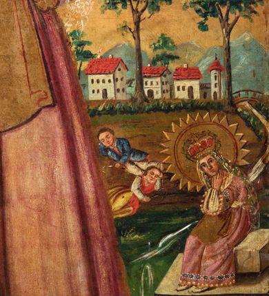 Zdjęcie nr 15: Feretron utworzono z mocno obecnie zniszczonej, prostopadłościennej podstawy w formie postumentu z otworami przeznaczonymi na drążki do noszenia oraz czworobocznego obramienia dekorowanego z trzech stron złoconą, ażurową wicią stylizowanego akantu. Na zwieńczeniu w owalu wyobrażona na awersie chrystogram "IHS", a na rewersie monogram maryjny. Dwustronne pole obrazowe uzyskało kształt stojącego prostokąta. Na awersie przedstawiono Świętą Rodzinę ze św. Janem Chrzcicielem, określaną jako Matka Boska Dzikowska. W centrum kompozycji w półpostaci wyobrażono ukazaną frontalne z pochyloną w lewo głową Madonnę trzymającą przed sobą obiema rękami Dzieciątko Jezus. Matka Boska ma pociągłą twarz o jasnej karnacji z rumianymi policzkami, ciemne oczy, wydatny nos i usta. Na głowie ma ciemnozieloną chustę lamowaną złotą tasiemką, okrytą przeźroczystym welonem oraz złotą, zamkniętą koronę z krzyżykiem na globie. Ubrana jest w bladofioletową suknię obszytą złotą taśmą z malarską imitacją kameryzacji oraz niebieski płaszcz narzucony na ramiona i lamowany złotym galonem. Dzieciątko zostało ukazane w pozycji siedząco-leżącej w trzech czwartych w prawo. Jezus w obu wyciągniętych rękach trzyma wiśnie. Jego twarz o jasnej karnacji i rumianych policzkach charakteryzuje wydatny nos i usta. Głowę okalają krótkie, ciemne włosy odsłaniające prawe ucho. Dzieciątko ma na głowie zamkniętą, złotą koronę z krzyżykiem na globie. Zbawiciel ubrany jest w jasną tunikę. Od piersi w dół jego postać zakrywa wzorzysta tkanina, w którą jest owinięty. Głowy obu postaci otaczają złociste, zębate nimby. Z lewej strony w tyle widać do połowy postać św. Józefa. Jest to starszy mężczyzna z głową ujętą w trzech czwartych w prawo, z lilią w prawej ręce. Ma szeroko otwarte ciemne oczy, wydatny nos i usta. Głowę okalają siwe włosy i krótka broda. Ubrany jest w niebiesko-zieloną tunikę z kołnierzykiem oraz narzucony na ramiona żółty płaszcz. Na pierwszym planie w lewym rogu kompozycji w półpostaci przedstawiono w profilu małego św. Jana Chrzciciela z głową obrócona w stronę widza. Święty obiema rączkami przytula do siebie baranka. Ma owalną twarz o jasnej karnacji z drobnym nosem i ustami, okoloną jasnymi lokami. Jego nagie ciało okrywa skóra wielbłądzia. Za nim widać górną część laski krzyżowej z białą banderolą z napisem "ECCE AGNUS DEI". W głębi w prawym rogu obrazu widać w oddali budynki konwentu dominikańskiego w Dzikowie. Na rewersie feretronu wyobrażono w centrum kompozycji stojącą frontalnie Matkę Boską Saletyńską. Madonna ze skrzyżowanymi na piersi dłońmi stoi na kamiennej płycie. Ma owalną twarz o jasnej karnacji z rumianymi policzkami, prostym nosem i wydatnymi ustami oraz otwartymi, ciemnymi oczami. Na głowie otoczonej zębatym nimbem ma pasiastą chustę przykrytą welonem oraz złotą, zamkniętą koronę z krzyżykiem na globie, dodatkowo obwiedzioną różanym wiankiem. Maria ubrana jest w białą koszulę oraz bladoszkarłatną suknię lamowaną galonem, dekorowaną na dole malowanymi kamieniami szlachetnymi i przepasaną złotym fartuszkiem. W głębi przedstawienia po obu stronach Marii zilustrowano dwa epizodu z historii objawień. Z lewej strony kompozycji widać klęczącą naprzeciw siebie dwójkę dzieci, ponad głowami których zjawia się Madonna w promienistej mandorli na tle złocisto-brązowych obłoków, a po prawej ta sama Matka Boska siedzi płacząc na kamieniu, a dwójka dzieci śpi obok siebie z tyłu. Maria w obu przypadkach została ukazano tak samo, jak w głównym przedstawieniu. Całość kompozycji w dolnej strefie uzupełniają małe wyobrażenia pasących się krów oraz widoczne w głębi przy linii horyzontu małe domki, a w górnej strefie w prawym rogu obecność trzech uskrzydlonych główek anielskich na tle złocisto-brązowych obłoków.

