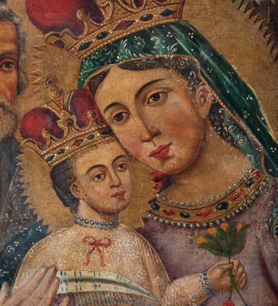 Zdjęcie nr 3: Feretron utworzono z mocno obecnie zniszczonej, prostopadłościennej podstawy w formie postumentu z otworami przeznaczonymi na drążki do noszenia oraz czworobocznego obramienia dekorowanego z trzech stron złoconą, ażurową wicią stylizowanego akantu. Na zwieńczeniu w owalu wyobrażona na awersie chrystogram "IHS", a na rewersie monogram maryjny. Dwustronne pole obrazowe uzyskało kształt stojącego prostokąta. Na awersie przedstawiono Świętą Rodzinę ze św. Janem Chrzcicielem, określaną jako Matka Boska Dzikowska. W centrum kompozycji w półpostaci wyobrażono ukazaną frontalne z pochyloną w lewo głową Madonnę trzymającą przed sobą obiema rękami Dzieciątko Jezus. Matka Boska ma pociągłą twarz o jasnej karnacji z rumianymi policzkami, ciemne oczy, wydatny nos i usta. Na głowie ma ciemnozieloną chustę lamowaną złotą tasiemką, okrytą przeźroczystym welonem oraz złotą, zamkniętą koronę z krzyżykiem na globie. Ubrana jest w bladofioletową suknię obszytą złotą taśmą z malarską imitacją kameryzacji oraz niebieski płaszcz narzucony na ramiona i lamowany złotym galonem. Dzieciątko zostało ukazane w pozycji siedząco-leżącej w trzech czwartych w prawo. Jezus w obu wyciągniętych rękach trzyma wiśnie. Jego twarz o jasnej karnacji i rumianych policzkach charakteryzuje wydatny nos i usta. Głowę okalają krótkie, ciemne włosy odsłaniające prawe ucho. Dzieciątko ma na głowie zamkniętą, złotą koronę z krzyżykiem na globie. Zbawiciel ubrany jest w jasną tunikę. Od piersi w dół jego postać zakrywa wzorzysta tkanina, w którą jest owinięty. Głowy obu postaci otaczają złociste, zębate nimby. Z lewej strony w tyle widać do połowy postać św. Józefa. Jest to starszy mężczyzna z głową ujętą w trzech czwartych w prawo, z lilią w prawej ręce. Ma szeroko otwarte ciemne oczy, wydatny nos i usta. Głowę okalają siwe włosy i krótka broda. Ubrany jest w niebiesko-zieloną tunikę z kołnierzykiem oraz narzucony na ramiona żółty płaszcz. Na pierwszym planie w lewym rogu kompozycji w półpostaci przedstawiono w profilu małego św. Jana Chrzciciela z głową obrócona w stronę widza. Święty obiema rączkami przytula do siebie baranka. Ma owalną twarz o jasnej karnacji z drobnym nosem i ustami, okoloną jasnymi lokami. Jego nagie ciało okrywa skóra wielbłądzia. Za nim widać górną część laski krzyżowej z białą banderolą z napisem "ECCE AGNUS DEI". W głębi w prawym rogu obrazu widać w oddali budynki konwentu dominikańskiego w Dzikowie. Na rewersie feretronu wyobrażono w centrum kompozycji stojącą frontalnie Matkę Boską Saletyńską. Madonna ze skrzyżowanymi na piersi dłońmi stoi na kamiennej płycie. Ma owalną twarz o jasnej karnacji z rumianymi policzkami, prostym nosem i wydatnymi ustami oraz otwartymi, ciemnymi oczami. Na głowie otoczonej zębatym nimbem ma pasiastą chustę przykrytą welonem oraz złotą, zamkniętą koronę z krzyżykiem na globie, dodatkowo obwiedzioną różanym wiankiem. Maria ubrana jest w białą koszulę oraz bladoszkarłatną suknię lamowaną galonem, dekorowaną na dole malowanymi kamieniami szlachetnymi i przepasaną złotym fartuszkiem. W głębi przedstawienia po obu stronach Marii zilustrowano dwa epizodu z historii objawień. Z lewej strony kompozycji widać klęczącą naprzeciw siebie dwójkę dzieci, ponad głowami których zjawia się Madonna w promienistej mandorli na tle złocisto-brązowych obłoków, a po prawej ta sama Matka Boska siedzi płacząc na kamieniu, a dwójka dzieci śpi obok siebie z tyłu. Maria w obu przypadkach została ukazano tak samo, jak w głównym przedstawieniu. Całość kompozycji w dolnej strefie uzupełniają małe wyobrażenia pasących się krów oraz widoczne w głębi przy linii horyzontu małe domki, a w górnej strefie w prawym rogu obecność trzech uskrzydlonych główek anielskich na tle złocisto-brązowych obłoków.

