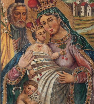 Zdjęcie nr 1: Feretron utworzono z mocno obecnie zniszczonej, prostopadłościennej podstawy w formie postumentu z otworami przeznaczonymi na drążki do noszenia oraz czworobocznego obramienia dekorowanego z trzech stron złoconą, ażurową wicią stylizowanego akantu. Na zwieńczeniu w owalu wyobrażona na awersie chrystogram &quot;IHS&quot;, a na rewersie monogram maryjny. Dwustronne pole obrazowe uzyskało kształt stojącego prostokąta. Na awersie przedstawiono Świętą Rodzinę ze św. Janem Chrzcicielem, określaną jako Matka Boska Dzikowska. W centrum kompozycji w półpostaci wyobrażono ukazaną frontalne z pochyloną w lewo głową Madonnę trzymającą przed sobą obiema rękami Dzieciątko Jezus. Matka Boska ma pociągłą twarz o jasnej karnacji z rumianymi policzkami, ciemne oczy, wydatny nos i usta. Na głowie ma ciemnozieloną chustę lamowaną złotą tasiemką, okrytą przeźroczystym welonem oraz złotą, zamkniętą koronę z krzyżykiem na globie. Ubrana jest w bladofioletową suknię obszytą złotą taśmą z malarską imitacją kameryzacji oraz niebieski płaszcz narzucony na ramiona i lamowany złotym galonem. Dzieciątko zostało ukazane w pozycji siedząco-leżącej w trzech czwartych w prawo. Jezus w obu wyciągniętych rękach trzyma wiśnie. Jego twarz o jasnej karnacji i rumianych policzkach charakteryzuje wydatny nos i usta. Głowę okalają krótkie, ciemne włosy odsłaniające prawe ucho. Dzieciątko ma na głowie zamkniętą, złotą koronę z krzyżykiem na globie. Zbawiciel ubrany jest w jasną tunikę. Od piersi w dół jego postać zakrywa wzorzysta tkanina, w którą jest owinięty. Głowy obu postaci otaczają złociste, zębate nimby. Z lewej strony w tyle widać do połowy postać św. Józefa. Jest to starszy mężczyzna z głową ujętą w trzech czwartych w prawo, z lilią w prawej ręce. Ma szeroko otwarte ciemne oczy, wydatny nos i usta. Głowę okalają siwe włosy i krótka broda. Ubrany jest w niebiesko-zieloną tunikę z kołnierzykiem oraz narzucony na ramiona żółty płaszcz. Na pierwszym planie w lewym rogu kompozycji w półpostaci przedstawiono w profilu małego św. Jana Chrzciciela z głową obrócona w stronę widza. Święty obiema rączkami przytula do siebie baranka. Ma owalną twarz o jasnej karnacji z drobnym nosem i ustami, okoloną jasnymi lokami. Jego nagie ciało okrywa skóra wielbłądzia. Za nim widać górną część laski krzyżowej z białą banderolą z napisem &quot;ECCE AGNUS DEI&quot;. W głębi w prawym rogu obrazu widać w oddali budynki konwentu dominikańskiego w Dzikowie. Na rewersie feretronu wyobrażono w centrum kompozycji stojącą frontalnie Matkę Boską Saletyńską. Madonna ze skrzyżowanymi na piersi dłońmi stoi na kamiennej płycie. Ma owalną twarz o jasnej karnacji z rumianymi policzkami, prostym nosem i wydatnymi ustami oraz otwartymi, ciemnymi oczami. Na głowie otoczonej zębatym nimbem ma pasiastą chustę przykrytą welonem oraz złotą, zamkniętą koronę z krzyżykiem na globie, dodatkowo obwiedzioną różanym wiankiem. Maria ubrana jest w białą koszulę oraz bladoszkarłatną suknię lamowaną galonem, dekorowaną na dole malowanymi kamieniami szlachetnymi i przepasaną złotym fartuszkiem. W głębi przedstawienia po obu stronach Marii zilustrowano dwa epizodu z historii objawień. Z lewej strony kompozycji widać klęczącą naprzeciw siebie dwójkę dzieci, ponad głowami których zjawia się Madonna w promienistej mandorli na tle złocisto-brązowych obłoków, a po prawej ta sama Matka Boska siedzi płacząc na kamieniu, a dwójka dzieci śpi obok siebie z tyłu. Maria w obu przypadkach została ukazano tak samo, jak w głównym przedstawieniu. Całość kompozycji w dolnej strefie uzupełniają małe wyobrażenia pasących się krów oraz widoczne w głębi przy linii horyzontu małe domki, a w górnej strefie w prawym rogu obecność trzech uskrzydlonych główek anielskich na tle złocisto-brązowych obłoków.

