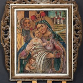 Zdjęcie nr 1: Feretron utworzono z mocno obecnie zniszczonej, prostopadłościennej podstawy w formie postumentu z otworami przeznaczonymi na drążki do noszenia oraz czworobocznego obramienia dekorowanego z trzech stron złoconą, ażurową wicią stylizowanego akantu. Na zwieńczeniu w owalu wyobrażona na awersie chrystogram &quot;IHS&quot;, a na rewersie monogram maryjny. Dwustronne pole obrazowe uzyskało kształt stojącego prostokąta. Na awersie przedstawiono Świętą Rodzinę ze św. Janem Chrzcicielem, określaną jako Matka Boska Dzikowska. W centrum kompozycji w półpostaci wyobrażono ukazaną frontalne z pochyloną w lewo głową Madonnę trzymającą przed sobą obiema rękami Dzieciątko Jezus. Matka Boska ma pociągłą twarz o jasnej karnacji z rumianymi policzkami, ciemne oczy, wydatny nos i usta. Na głowie ma ciemnozieloną chustę lamowaną złotą tasiemką, okrytą przeźroczystym welonem oraz złotą, zamkniętą koronę z krzyżykiem na globie. Ubrana jest w bladofioletową suknię obszytą złotą taśmą z malarską imitacją kameryzacji oraz niebieski płaszcz narzucony na ramiona i lamowany złotym galonem. Dzieciątko zostało ukazane w pozycji siedząco-leżącej w trzech czwartych w prawo. Jezus w obu wyciągniętych rękach trzyma wiśnie. Jego twarz o jasnej karnacji i rumianych policzkach charakteryzuje wydatny nos i usta. Głowę okalają krótkie, ciemne włosy odsłaniające prawe ucho. Dzieciątko ma na głowie zamkniętą, złotą koronę z krzyżykiem na globie. Zbawiciel ubrany jest w jasną tunikę. Od piersi w dół jego postać zakrywa wzorzysta tkanina, w którą jest owinięty. Głowy obu postaci otaczają złociste, zębate nimby. Z lewej strony w tyle widać do połowy postać św. Józefa. Jest to starszy mężczyzna z głową ujętą w trzech czwartych w prawo, z lilią w prawej ręce. Ma szeroko otwarte ciemne oczy, wydatny nos i usta. Głowę okalają siwe włosy i krótka broda. Ubrany jest w niebiesko-zieloną tunikę z kołnierzykiem oraz narzucony na ramiona żółty płaszcz. Na pierwszym planie w lewym rogu kompozycji w półpostaci przedstawiono w profilu małego św. Jana Chrzciciela z głową obrócona w stronę widza. Święty obiema rączkami przytula do siebie baranka. Ma owalną twarz o jasnej karnacji z drobnym nosem i ustami, okoloną jasnymi lokami. Jego nagie ciało okrywa skóra wielbłądzia. Za nim widać górną część laski krzyżowej z białą banderolą z napisem &quot;ECCE AGNUS DEI&quot;. W głębi w prawym rogu obrazu widać w oddali budynki konwentu dominikańskiego w Dzikowie. Na rewersie feretronu wyobrażono w centrum kompozycji stojącą frontalnie Matkę Boską Saletyńską. Madonna ze skrzyżowanymi na piersi dłońmi stoi na kamiennej płycie. Ma owalną twarz o jasnej karnacji z rumianymi policzkami, prostym nosem i wydatnymi ustami oraz otwartymi, ciemnymi oczami. Na głowie otoczonej zębatym nimbem ma pasiastą chustę przykrytą welonem oraz złotą, zamkniętą koronę z krzyżykiem na globie, dodatkowo obwiedzioną różanym wiankiem. Maria ubrana jest w białą koszulę oraz bladoszkarłatną suknię lamowaną galonem, dekorowaną na dole malowanymi kamieniami szlachetnymi i przepasaną złotym fartuszkiem. W głębi przedstawienia po obu stronach Marii zilustrowano dwa epizodu z historii objawień. Z lewej strony kompozycji widać klęczącą naprzeciw siebie dwójkę dzieci, ponad głowami których zjawia się Madonna w promienistej mandorli na tle złocisto-brązowych obłoków, a po prawej ta sama Matka Boska siedzi płacząc na kamieniu, a dwójka dzieci śpi obok siebie z tyłu. Maria w obu przypadkach została ukazano tak samo, jak w głównym przedstawieniu. Całość kompozycji w dolnej strefie uzupełniają małe wyobrażenia pasących się krów oraz widoczne w głębi przy linii horyzontu małe domki, a w górnej strefie w prawym rogu obecność trzech uskrzydlonych główek anielskich na tle złocisto-brązowych obłoków.

