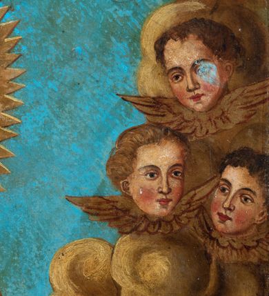 Zdjęcie nr 17: Feretron utworzono z mocno obecnie zniszczonej, prostopadłościennej podstawy w formie postumentu z otworami przeznaczonymi na drążki do noszenia oraz czworobocznego obramienia dekorowanego z trzech stron złoconą, ażurową wicią stylizowanego akantu. Na zwieńczeniu w owalu wyobrażona na awersie chrystogram &quot;IHS&quot;, a na rewersie monogram maryjny. Dwustronne pole obrazowe uzyskało kształt stojącego prostokąta. Na awersie przedstawiono Świętą Rodzinę ze św. Janem Chrzcicielem, określaną jako Matka Boska Dzikowska. W centrum kompozycji w półpostaci wyobrażono ukazaną frontalne z pochyloną w lewo głową Madonnę trzymającą przed sobą obiema rękami Dzieciątko Jezus. Matka Boska ma pociągłą twarz o jasnej karnacji z rumianymi policzkami, ciemne oczy, wydatny nos i usta. Na głowie ma ciemnozieloną chustę lamowaną złotą tasiemką, okrytą przeźroczystym welonem oraz złotą, zamkniętą koronę z krzyżykiem na globie. Ubrana jest w bladofioletową suknię obszytą złotą taśmą z malarską imitacją kameryzacji oraz niebieski płaszcz narzucony na ramiona i lamowany złotym galonem. Dzieciątko zostało ukazane w pozycji siedząco-leżącej w trzech czwartych w prawo. Jezus w obu wyciągniętych rękach trzyma wiśnie. Jego twarz o jasnej karnacji i rumianych policzkach charakteryzuje wydatny nos i usta. Głowę okalają krótkie, ciemne włosy odsłaniające prawe ucho. Dzieciątko ma na głowie zamkniętą, złotą koronę z krzyżykiem na globie. Zbawiciel ubrany jest w jasną tunikę. Od piersi w dół jego postać zakrywa wzorzysta tkanina, w którą jest owinięty. Głowy obu postaci otaczają złociste, zębate nimby. Z lewej strony w tyle widać do połowy postać św. Józefa. Jest to starszy mężczyzna z głową ujętą w trzech czwartych w prawo, z lilią w prawej ręce. Ma szeroko otwarte ciemne oczy, wydatny nos i usta. Głowę okalają siwe włosy i krótka broda. Ubrany jest w niebiesko-zieloną tunikę z kołnierzykiem oraz narzucony na ramiona żółty płaszcz. Na pierwszym planie w lewym rogu kompozycji w półpostaci przedstawiono w profilu małego św. Jana Chrzciciela z głową obrócona w stronę widza. Święty obiema rączkami przytula do siebie baranka. Ma owalną twarz o jasnej karnacji z drobnym nosem i ustami, okoloną jasnymi lokami. Jego nagie ciało okrywa skóra wielbłądzia. Za nim widać górną część laski krzyżowej z białą banderolą z napisem &quot;ECCE AGNUS DEI&quot;. W głębi w prawym rogu obrazu widać w oddali budynki konwentu dominikańskiego w Dzikowie. Na rewersie feretronu wyobrażono w centrum kompozycji stojącą frontalnie Matkę Boską Saletyńską. Madonna ze skrzyżowanymi na piersi dłońmi stoi na kamiennej płycie. Ma owalną twarz o jasnej karnacji z rumianymi policzkami, prostym nosem i wydatnymi ustami oraz otwartymi, ciemnymi oczami. Na głowie otoczonej zębatym nimbem ma pasiastą chustę przykrytą welonem oraz złotą, zamkniętą koronę z krzyżykiem na globie, dodatkowo obwiedzioną różanym wiankiem. Maria ubrana jest w białą koszulę oraz bladoszkarłatną suknię lamowaną galonem, dekorowaną na dole malowanymi kamieniami szlachetnymi i przepasaną złotym fartuszkiem. W głębi przedstawienia po obu stronach Marii zilustrowano dwa epizodu z historii objawień. Z lewej strony kompozycji widać klęczącą naprzeciw siebie dwójkę dzieci, ponad głowami których zjawia się Madonna w promienistej mandorli na tle złocisto-brązowych obłoków, a po prawej ta sama Matka Boska siedzi płacząc na kamieniu, a dwójka dzieci śpi obok siebie z tyłu. Maria w obu przypadkach została ukazano tak samo, jak w głównym przedstawieniu. Całość kompozycji w dolnej strefie uzupełniają małe wyobrażenia pasących się krów oraz widoczne w głębi przy linii horyzontu małe domki, a w górnej strefie w prawym rogu obecność trzech uskrzydlonych główek anielskich na tle złocisto-brązowych obłoków.

