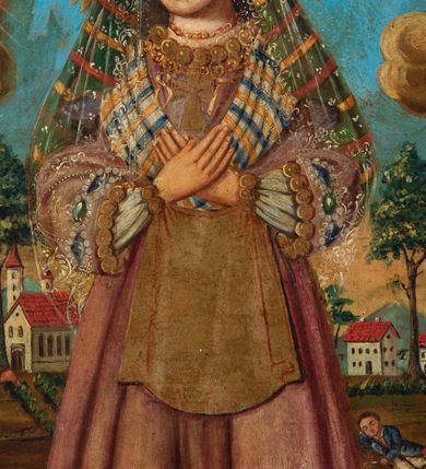 Zdjęcie nr 13: Feretron utworzono z mocno obecnie zniszczonej, prostopadłościennej podstawy w formie postumentu z otworami przeznaczonymi na drążki do noszenia oraz czworobocznego obramienia dekorowanego z trzech stron złoconą, ażurową wicią stylizowanego akantu. Na zwieńczeniu w owalu wyobrażona na awersie chrystogram "IHS", a na rewersie monogram maryjny. Dwustronne pole obrazowe uzyskało kształt stojącego prostokąta. Na awersie przedstawiono Świętą Rodzinę ze św. Janem Chrzcicielem, określaną jako Matka Boska Dzikowska. W centrum kompozycji w półpostaci wyobrażono ukazaną frontalne z pochyloną w lewo głową Madonnę trzymającą przed sobą obiema rękami Dzieciątko Jezus. Matka Boska ma pociągłą twarz o jasnej karnacji z rumianymi policzkami, ciemne oczy, wydatny nos i usta. Na głowie ma ciemnozieloną chustę lamowaną złotą tasiemką, okrytą przeźroczystym welonem oraz złotą, zamkniętą koronę z krzyżykiem na globie. Ubrana jest w bladofioletową suknię obszytą złotą taśmą z malarską imitacją kameryzacji oraz niebieski płaszcz narzucony na ramiona i lamowany złotym galonem. Dzieciątko zostało ukazane w pozycji siedząco-leżącej w trzech czwartych w prawo. Jezus w obu wyciągniętych rękach trzyma wiśnie. Jego twarz o jasnej karnacji i rumianych policzkach charakteryzuje wydatny nos i usta. Głowę okalają krótkie, ciemne włosy odsłaniające prawe ucho. Dzieciątko ma na głowie zamkniętą, złotą koronę z krzyżykiem na globie. Zbawiciel ubrany jest w jasną tunikę. Od piersi w dół jego postać zakrywa wzorzysta tkanina, w którą jest owinięty. Głowy obu postaci otaczają złociste, zębate nimby. Z lewej strony w tyle widać do połowy postać św. Józefa. Jest to starszy mężczyzna z głową ujętą w trzech czwartych w prawo, z lilią w prawej ręce. Ma szeroko otwarte ciemne oczy, wydatny nos i usta. Głowę okalają siwe włosy i krótka broda. Ubrany jest w niebiesko-zieloną tunikę z kołnierzykiem oraz narzucony na ramiona żółty płaszcz. Na pierwszym planie w lewym rogu kompozycji w półpostaci przedstawiono w profilu małego św. Jana Chrzciciela z głową obrócona w stronę widza. Święty obiema rączkami przytula do siebie baranka. Ma owalną twarz o jasnej karnacji z drobnym nosem i ustami, okoloną jasnymi lokami. Jego nagie ciało okrywa skóra wielbłądzia. Za nim widać górną część laski krzyżowej z białą banderolą z napisem "ECCE AGNUS DEI". W głębi w prawym rogu obrazu widać w oddali budynki konwentu dominikańskiego w Dzikowie. Na rewersie feretronu wyobrażono w centrum kompozycji stojącą frontalnie Matkę Boską Saletyńską. Madonna ze skrzyżowanymi na piersi dłońmi stoi na kamiennej płycie. Ma owalną twarz o jasnej karnacji z rumianymi policzkami, prostym nosem i wydatnymi ustami oraz otwartymi, ciemnymi oczami. Na głowie otoczonej zębatym nimbem ma pasiastą chustę przykrytą welonem oraz złotą, zamkniętą koronę z krzyżykiem na globie, dodatkowo obwiedzioną różanym wiankiem. Maria ubrana jest w białą koszulę oraz bladoszkarłatną suknię lamowaną galonem, dekorowaną na dole malowanymi kamieniami szlachetnymi i przepasaną złotym fartuszkiem. W głębi przedstawienia po obu stronach Marii zilustrowano dwa epizodu z historii objawień. Z lewej strony kompozycji widać klęczącą naprzeciw siebie dwójkę dzieci, ponad głowami których zjawia się Madonna w promienistej mandorli na tle złocisto-brązowych obłoków, a po prawej ta sama Matka Boska siedzi płacząc na kamieniu, a dwójka dzieci śpi obok siebie z tyłu. Maria w obu przypadkach została ukazano tak samo, jak w głównym przedstawieniu. Całość kompozycji w dolnej strefie uzupełniają małe wyobrażenia pasących się krów oraz widoczne w głębi przy linii horyzontu małe domki, a w górnej strefie w prawym rogu obecność trzech uskrzydlonych główek anielskich na tle złocisto-brązowych obłoków.

