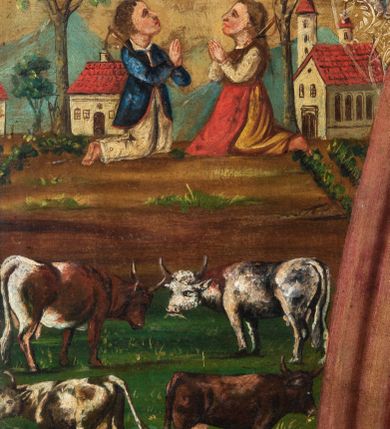 Zdjęcie nr 14: Feretron utworzono z mocno obecnie zniszczonej, prostopadłościennej podstawy w formie postumentu z otworami przeznaczonymi na drążki do noszenia oraz czworobocznego obramienia dekorowanego z trzech stron złoconą, ażurową wicią stylizowanego akantu. Na zwieńczeniu w owalu wyobrażona na awersie chrystogram &quot;IHS&quot;, a na rewersie monogram maryjny. Dwustronne pole obrazowe uzyskało kształt stojącego prostokąta. Na awersie przedstawiono Świętą Rodzinę ze św. Janem Chrzcicielem, określaną jako Matka Boska Dzikowska. W centrum kompozycji w półpostaci wyobrażono ukazaną frontalne z pochyloną w lewo głową Madonnę trzymającą przed sobą obiema rękami Dzieciątko Jezus. Matka Boska ma pociągłą twarz o jasnej karnacji z rumianymi policzkami, ciemne oczy, wydatny nos i usta. Na głowie ma ciemnozieloną chustę lamowaną złotą tasiemką, okrytą przeźroczystym welonem oraz złotą, zamkniętą koronę z krzyżykiem na globie. Ubrana jest w bladofioletową suknię obszytą złotą taśmą z malarską imitacją kameryzacji oraz niebieski płaszcz narzucony na ramiona i lamowany złotym galonem. Dzieciątko zostało ukazane w pozycji siedząco-leżącej w trzech czwartych w prawo. Jezus w obu wyciągniętych rękach trzyma wiśnie. Jego twarz o jasnej karnacji i rumianych policzkach charakteryzuje wydatny nos i usta. Głowę okalają krótkie, ciemne włosy odsłaniające prawe ucho. Dzieciątko ma na głowie zamkniętą, złotą koronę z krzyżykiem na globie. Zbawiciel ubrany jest w jasną tunikę. Od piersi w dół jego postać zakrywa wzorzysta tkanina, w którą jest owinięty. Głowy obu postaci otaczają złociste, zębate nimby. Z lewej strony w tyle widać do połowy postać św. Józefa. Jest to starszy mężczyzna z głową ujętą w trzech czwartych w prawo, z lilią w prawej ręce. Ma szeroko otwarte ciemne oczy, wydatny nos i usta. Głowę okalają siwe włosy i krótka broda. Ubrany jest w niebiesko-zieloną tunikę z kołnierzykiem oraz narzucony na ramiona żółty płaszcz. Na pierwszym planie w lewym rogu kompozycji w półpostaci przedstawiono w profilu małego św. Jana Chrzciciela z głową obrócona w stronę widza. Święty obiema rączkami przytula do siebie baranka. Ma owalną twarz o jasnej karnacji z drobnym nosem i ustami, okoloną jasnymi lokami. Jego nagie ciało okrywa skóra wielbłądzia. Za nim widać górną część laski krzyżowej z białą banderolą z napisem &quot;ECCE AGNUS DEI&quot;. W głębi w prawym rogu obrazu widać w oddali budynki konwentu dominikańskiego w Dzikowie. Na rewersie feretronu wyobrażono w centrum kompozycji stojącą frontalnie Matkę Boską Saletyńską. Madonna ze skrzyżowanymi na piersi dłońmi stoi na kamiennej płycie. Ma owalną twarz o jasnej karnacji z rumianymi policzkami, prostym nosem i wydatnymi ustami oraz otwartymi, ciemnymi oczami. Na głowie otoczonej zębatym nimbem ma pasiastą chustę przykrytą welonem oraz złotą, zamkniętą koronę z krzyżykiem na globie, dodatkowo obwiedzioną różanym wiankiem. Maria ubrana jest w białą koszulę oraz bladoszkarłatną suknię lamowaną galonem, dekorowaną na dole malowanymi kamieniami szlachetnymi i przepasaną złotym fartuszkiem. W głębi przedstawienia po obu stronach Marii zilustrowano dwa epizodu z historii objawień. Z lewej strony kompozycji widać klęczącą naprzeciw siebie dwójkę dzieci, ponad głowami których zjawia się Madonna w promienistej mandorli na tle złocisto-brązowych obłoków, a po prawej ta sama Matka Boska siedzi płacząc na kamieniu, a dwójka dzieci śpi obok siebie z tyłu. Maria w obu przypadkach została ukazano tak samo, jak w głównym przedstawieniu. Całość kompozycji w dolnej strefie uzupełniają małe wyobrażenia pasących się krów oraz widoczne w głębi przy linii horyzontu małe domki, a w górnej strefie w prawym rogu obecność trzech uskrzydlonych główek anielskich na tle złocisto-brązowych obłoków.

