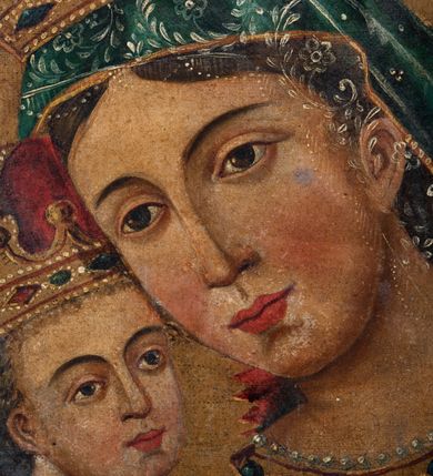 Zdjęcie nr 4: Feretron utworzono z mocno obecnie zniszczonej, prostopadłościennej podstawy w formie postumentu z otworami przeznaczonymi na drążki do noszenia oraz czworobocznego obramienia dekorowanego z trzech stron złoconą, ażurową wicią stylizowanego akantu. Na zwieńczeniu w owalu wyobrażona na awersie chrystogram "IHS", a na rewersie monogram maryjny. Dwustronne pole obrazowe uzyskało kształt stojącego prostokąta. Na awersie przedstawiono Świętą Rodzinę ze św. Janem Chrzcicielem, określaną jako Matka Boska Dzikowska. W centrum kompozycji w półpostaci wyobrażono ukazaną frontalne z pochyloną w lewo głową Madonnę trzymającą przed sobą obiema rękami Dzieciątko Jezus. Matka Boska ma pociągłą twarz o jasnej karnacji z rumianymi policzkami, ciemne oczy, wydatny nos i usta. Na głowie ma ciemnozieloną chustę lamowaną złotą tasiemką, okrytą przeźroczystym welonem oraz złotą, zamkniętą koronę z krzyżykiem na globie. Ubrana jest w bladofioletową suknię obszytą złotą taśmą z malarską imitacją kameryzacji oraz niebieski płaszcz narzucony na ramiona i lamowany złotym galonem. Dzieciątko zostało ukazane w pozycji siedząco-leżącej w trzech czwartych w prawo. Jezus w obu wyciągniętych rękach trzyma wiśnie. Jego twarz o jasnej karnacji i rumianych policzkach charakteryzuje wydatny nos i usta. Głowę okalają krótkie, ciemne włosy odsłaniające prawe ucho. Dzieciątko ma na głowie zamkniętą, złotą koronę z krzyżykiem na globie. Zbawiciel ubrany jest w jasną tunikę. Od piersi w dół jego postać zakrywa wzorzysta tkanina, w którą jest owinięty. Głowy obu postaci otaczają złociste, zębate nimby. Z lewej strony w tyle widać do połowy postać św. Józefa. Jest to starszy mężczyzna z głową ujętą w trzech czwartych w prawo, z lilią w prawej ręce. Ma szeroko otwarte ciemne oczy, wydatny nos i usta. Głowę okalają siwe włosy i krótka broda. Ubrany jest w niebiesko-zieloną tunikę z kołnierzykiem oraz narzucony na ramiona żółty płaszcz. Na pierwszym planie w lewym rogu kompozycji w półpostaci przedstawiono w profilu małego św. Jana Chrzciciela z głową obrócona w stronę widza. Święty obiema rączkami przytula do siebie baranka. Ma owalną twarz o jasnej karnacji z drobnym nosem i ustami, okoloną jasnymi lokami. Jego nagie ciało okrywa skóra wielbłądzia. Za nim widać górną część laski krzyżowej z białą banderolą z napisem "ECCE AGNUS DEI". W głębi w prawym rogu obrazu widać w oddali budynki konwentu dominikańskiego w Dzikowie. Na rewersie feretronu wyobrażono w centrum kompozycji stojącą frontalnie Matkę Boską Saletyńską. Madonna ze skrzyżowanymi na piersi dłońmi stoi na kamiennej płycie. Ma owalną twarz o jasnej karnacji z rumianymi policzkami, prostym nosem i wydatnymi ustami oraz otwartymi, ciemnymi oczami. Na głowie otoczonej zębatym nimbem ma pasiastą chustę przykrytą welonem oraz złotą, zamkniętą koronę z krzyżykiem na globie, dodatkowo obwiedzioną różanym wiankiem. Maria ubrana jest w białą koszulę oraz bladoszkarłatną suknię lamowaną galonem, dekorowaną na dole malowanymi kamieniami szlachetnymi i przepasaną złotym fartuszkiem. W głębi przedstawienia po obu stronach Marii zilustrowano dwa epizodu z historii objawień. Z lewej strony kompozycji widać klęczącą naprzeciw siebie dwójkę dzieci, ponad głowami których zjawia się Madonna w promienistej mandorli na tle złocisto-brązowych obłoków, a po prawej ta sama Matka Boska siedzi płacząc na kamieniu, a dwójka dzieci śpi obok siebie z tyłu. Maria w obu przypadkach została ukazano tak samo, jak w głównym przedstawieniu. Całość kompozycji w dolnej strefie uzupełniają małe wyobrażenia pasących się krów oraz widoczne w głębi przy linii horyzontu małe domki, a w górnej strefie w prawym rogu obecność trzech uskrzydlonych główek anielskich na tle złocisto-brązowych obłoków.

