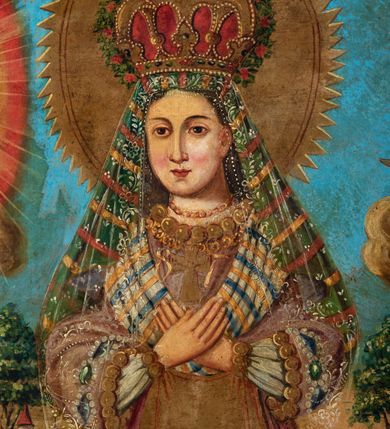 Zdjęcie nr 12: Feretron utworzono z mocno obecnie zniszczonej, prostopadłościennej podstawy w formie postumentu z otworami przeznaczonymi na drążki do noszenia oraz czworobocznego obramienia dekorowanego z trzech stron złoconą, ażurową wicią stylizowanego akantu. Na zwieńczeniu w owalu wyobrażona na awersie chrystogram "IHS", a na rewersie monogram maryjny. Dwustronne pole obrazowe uzyskało kształt stojącego prostokąta. Na awersie przedstawiono Świętą Rodzinę ze św. Janem Chrzcicielem, określaną jako Matka Boska Dzikowska. W centrum kompozycji w półpostaci wyobrażono ukazaną frontalne z pochyloną w lewo głową Madonnę trzymającą przed sobą obiema rękami Dzieciątko Jezus. Matka Boska ma pociągłą twarz o jasnej karnacji z rumianymi policzkami, ciemne oczy, wydatny nos i usta. Na głowie ma ciemnozieloną chustę lamowaną złotą tasiemką, okrytą przeźroczystym welonem oraz złotą, zamkniętą koronę z krzyżykiem na globie. Ubrana jest w bladofioletową suknię obszytą złotą taśmą z malarską imitacją kameryzacji oraz niebieski płaszcz narzucony na ramiona i lamowany złotym galonem. Dzieciątko zostało ukazane w pozycji siedząco-leżącej w trzech czwartych w prawo. Jezus w obu wyciągniętych rękach trzyma wiśnie. Jego twarz o jasnej karnacji i rumianych policzkach charakteryzuje wydatny nos i usta. Głowę okalają krótkie, ciemne włosy odsłaniające prawe ucho. Dzieciątko ma na głowie zamkniętą, złotą koronę z krzyżykiem na globie. Zbawiciel ubrany jest w jasną tunikę. Od piersi w dół jego postać zakrywa wzorzysta tkanina, w którą jest owinięty. Głowy obu postaci otaczają złociste, zębate nimby. Z lewej strony w tyle widać do połowy postać św. Józefa. Jest to starszy mężczyzna z głową ujętą w trzech czwartych w prawo, z lilią w prawej ręce. Ma szeroko otwarte ciemne oczy, wydatny nos i usta. Głowę okalają siwe włosy i krótka broda. Ubrany jest w niebiesko-zieloną tunikę z kołnierzykiem oraz narzucony na ramiona żółty płaszcz. Na pierwszym planie w lewym rogu kompozycji w półpostaci przedstawiono w profilu małego św. Jana Chrzciciela z głową obrócona w stronę widza. Święty obiema rączkami przytula do siebie baranka. Ma owalną twarz o jasnej karnacji z drobnym nosem i ustami, okoloną jasnymi lokami. Jego nagie ciało okrywa skóra wielbłądzia. Za nim widać górną część laski krzyżowej z białą banderolą z napisem "ECCE AGNUS DEI". W głębi w prawym rogu obrazu widać w oddali budynki konwentu dominikańskiego w Dzikowie. Na rewersie feretronu wyobrażono w centrum kompozycji stojącą frontalnie Matkę Boską Saletyńską. Madonna ze skrzyżowanymi na piersi dłońmi stoi na kamiennej płycie. Ma owalną twarz o jasnej karnacji z rumianymi policzkami, prostym nosem i wydatnymi ustami oraz otwartymi, ciemnymi oczami. Na głowie otoczonej zębatym nimbem ma pasiastą chustę przykrytą welonem oraz złotą, zamkniętą koronę z krzyżykiem na globie, dodatkowo obwiedzioną różanym wiankiem. Maria ubrana jest w białą koszulę oraz bladoszkarłatną suknię lamowaną galonem, dekorowaną na dole malowanymi kamieniami szlachetnymi i przepasaną złotym fartuszkiem. W głębi przedstawienia po obu stronach Marii zilustrowano dwa epizodu z historii objawień. Z lewej strony kompozycji widać klęczącą naprzeciw siebie dwójkę dzieci, ponad głowami których zjawia się Madonna w promienistej mandorli na tle złocisto-brązowych obłoków, a po prawej ta sama Matka Boska siedzi płacząc na kamieniu, a dwójka dzieci śpi obok siebie z tyłu. Maria w obu przypadkach została ukazano tak samo, jak w głównym przedstawieniu. Całość kompozycji w dolnej strefie uzupełniają małe wyobrażenia pasących się krów oraz widoczne w głębi przy linii horyzontu małe domki, a w górnej strefie w prawym rogu obecność trzech uskrzydlonych główek anielskich na tle złocisto-brązowych obłoków.

