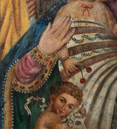 Zdjęcie nr 6: Feretron utworzono z mocno obecnie zniszczonej, prostopadłościennej podstawy w formie postumentu z otworami przeznaczonymi na drążki do noszenia oraz czworobocznego obramienia dekorowanego z trzech stron złoconą, ażurową wicią stylizowanego akantu. Na zwieńczeniu w owalu wyobrażona na awersie chrystogram "IHS", a na rewersie monogram maryjny. Dwustronne pole obrazowe uzyskało kształt stojącego prostokąta. Na awersie przedstawiono Świętą Rodzinę ze św. Janem Chrzcicielem, określaną jako Matka Boska Dzikowska. W centrum kompozycji w półpostaci wyobrażono ukazaną frontalne z pochyloną w lewo głową Madonnę trzymającą przed sobą obiema rękami Dzieciątko Jezus. Matka Boska ma pociągłą twarz o jasnej karnacji z rumianymi policzkami, ciemne oczy, wydatny nos i usta. Na głowie ma ciemnozieloną chustę lamowaną złotą tasiemką, okrytą przeźroczystym welonem oraz złotą, zamkniętą koronę z krzyżykiem na globie. Ubrana jest w bladofioletową suknię obszytą złotą taśmą z malarską imitacją kameryzacji oraz niebieski płaszcz narzucony na ramiona i lamowany złotym galonem. Dzieciątko zostało ukazane w pozycji siedząco-leżącej w trzech czwartych w prawo. Jezus w obu wyciągniętych rękach trzyma wiśnie. Jego twarz o jasnej karnacji i rumianych policzkach charakteryzuje wydatny nos i usta. Głowę okalają krótkie, ciemne włosy odsłaniające prawe ucho. Dzieciątko ma na głowie zamkniętą, złotą koronę z krzyżykiem na globie. Zbawiciel ubrany jest w jasną tunikę. Od piersi w dół jego postać zakrywa wzorzysta tkanina, w którą jest owinięty. Głowy obu postaci otaczają złociste, zębate nimby. Z lewej strony w tyle widać do połowy postać św. Józefa. Jest to starszy mężczyzna z głową ujętą w trzech czwartych w prawo, z lilią w prawej ręce. Ma szeroko otwarte ciemne oczy, wydatny nos i usta. Głowę okalają siwe włosy i krótka broda. Ubrany jest w niebiesko-zieloną tunikę z kołnierzykiem oraz narzucony na ramiona żółty płaszcz. Na pierwszym planie w lewym rogu kompozycji w półpostaci przedstawiono w profilu małego św. Jana Chrzciciela z głową obrócona w stronę widza. Święty obiema rączkami przytula do siebie baranka. Ma owalną twarz o jasnej karnacji z drobnym nosem i ustami, okoloną jasnymi lokami. Jego nagie ciało okrywa skóra wielbłądzia. Za nim widać górną część laski krzyżowej z białą banderolą z napisem "ECCE AGNUS DEI". W głębi w prawym rogu obrazu widać w oddali budynki konwentu dominikańskiego w Dzikowie. Na rewersie feretronu wyobrażono w centrum kompozycji stojącą frontalnie Matkę Boską Saletyńską. Madonna ze skrzyżowanymi na piersi dłońmi stoi na kamiennej płycie. Ma owalną twarz o jasnej karnacji z rumianymi policzkami, prostym nosem i wydatnymi ustami oraz otwartymi, ciemnymi oczami. Na głowie otoczonej zębatym nimbem ma pasiastą chustę przykrytą welonem oraz złotą, zamkniętą koronę z krzyżykiem na globie, dodatkowo obwiedzioną różanym wiankiem. Maria ubrana jest w białą koszulę oraz bladoszkarłatną suknię lamowaną galonem, dekorowaną na dole malowanymi kamieniami szlachetnymi i przepasaną złotym fartuszkiem. W głębi przedstawienia po obu stronach Marii zilustrowano dwa epizodu z historii objawień. Z lewej strony kompozycji widać klęczącą naprzeciw siebie dwójkę dzieci, ponad głowami których zjawia się Madonna w promienistej mandorli na tle złocisto-brązowych obłoków, a po prawej ta sama Matka Boska siedzi płacząc na kamieniu, a dwójka dzieci śpi obok siebie z tyłu. Maria w obu przypadkach została ukazano tak samo, jak w głównym przedstawieniu. Całość kompozycji w dolnej strefie uzupełniają małe wyobrażenia pasących się krów oraz widoczne w głębi przy linii horyzontu małe domki, a w górnej strefie w prawym rogu obecność trzech uskrzydlonych główek anielskich na tle złocisto-brązowych obłoków.

