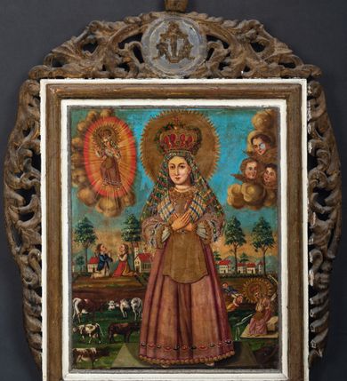 Zdjęcie nr 9: Feretron utworzono z mocno obecnie zniszczonej, prostopadłościennej podstawy w formie postumentu z otworami przeznaczonymi na drążki do noszenia oraz czworobocznego obramienia dekorowanego z trzech stron złoconą, ażurową wicią stylizowanego akantu. Na zwieńczeniu w owalu wyobrażona na awersie chrystogram "IHS", a na rewersie monogram maryjny. Dwustronne pole obrazowe uzyskało kształt stojącego prostokąta. Na awersie przedstawiono Świętą Rodzinę ze św. Janem Chrzcicielem, określaną jako Matka Boska Dzikowska. W centrum kompozycji w półpostaci wyobrażono ukazaną frontalne z pochyloną w lewo głową Madonnę trzymającą przed sobą obiema rękami Dzieciątko Jezus. Matka Boska ma pociągłą twarz o jasnej karnacji z rumianymi policzkami, ciemne oczy, wydatny nos i usta. Na głowie ma ciemnozieloną chustę lamowaną złotą tasiemką, okrytą przeźroczystym welonem oraz złotą, zamkniętą koronę z krzyżykiem na globie. Ubrana jest w bladofioletową suknię obszytą złotą taśmą z malarską imitacją kameryzacji oraz niebieski płaszcz narzucony na ramiona i lamowany złotym galonem. Dzieciątko zostało ukazane w pozycji siedząco-leżącej w trzech czwartych w prawo. Jezus w obu wyciągniętych rękach trzyma wiśnie. Jego twarz o jasnej karnacji i rumianych policzkach charakteryzuje wydatny nos i usta. Głowę okalają krótkie, ciemne włosy odsłaniające prawe ucho. Dzieciątko ma na głowie zamkniętą, złotą koronę z krzyżykiem na globie. Zbawiciel ubrany jest w jasną tunikę. Od piersi w dół jego postać zakrywa wzorzysta tkanina, w którą jest owinięty. Głowy obu postaci otaczają złociste, zębate nimby. Z lewej strony w tyle widać do połowy postać św. Józefa. Jest to starszy mężczyzna z głową ujętą w trzech czwartych w prawo, z lilią w prawej ręce. Ma szeroko otwarte ciemne oczy, wydatny nos i usta. Głowę okalają siwe włosy i krótka broda. Ubrany jest w niebiesko-zieloną tunikę z kołnierzykiem oraz narzucony na ramiona żółty płaszcz. Na pierwszym planie w lewym rogu kompozycji w półpostaci przedstawiono w profilu małego św. Jana Chrzciciela z głową obrócona w stronę widza. Święty obiema rączkami przytula do siebie baranka. Ma owalną twarz o jasnej karnacji z drobnym nosem i ustami, okoloną jasnymi lokami. Jego nagie ciało okrywa skóra wielbłądzia. Za nim widać górną część laski krzyżowej z białą banderolą z napisem "ECCE AGNUS DEI". W głębi w prawym rogu obrazu widać w oddali budynki konwentu dominikańskiego w Dzikowie. Na rewersie feretronu wyobrażono w centrum kompozycji stojącą frontalnie Matkę Boską Saletyńską. Madonna ze skrzyżowanymi na piersi dłońmi stoi na kamiennej płycie. Ma owalną twarz o jasnej karnacji z rumianymi policzkami, prostym nosem i wydatnymi ustami oraz otwartymi, ciemnymi oczami. Na głowie otoczonej zębatym nimbem ma pasiastą chustę przykrytą welonem oraz złotą, zamkniętą koronę z krzyżykiem na globie, dodatkowo obwiedzioną różanym wiankiem. Maria ubrana jest w białą koszulę oraz bladoszkarłatną suknię lamowaną galonem, dekorowaną na dole malowanymi kamieniami szlachetnymi i przepasaną złotym fartuszkiem. W głębi przedstawienia po obu stronach Marii zilustrowano dwa epizodu z historii objawień. Z lewej strony kompozycji widać klęczącą naprzeciw siebie dwójkę dzieci, ponad głowami których zjawia się Madonna w promienistej mandorli na tle złocisto-brązowych obłoków, a po prawej ta sama Matka Boska siedzi płacząc na kamieniu, a dwójka dzieci śpi obok siebie z tyłu. Maria w obu przypadkach została ukazano tak samo, jak w głównym przedstawieniu. Całość kompozycji w dolnej strefie uzupełniają małe wyobrażenia pasących się krów oraz widoczne w głębi przy linii horyzontu małe domki, a w górnej strefie w prawym rogu obecność trzech uskrzydlonych główek anielskich na tle złocisto-brązowych obłoków.

