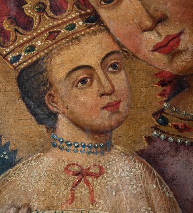 Zdjęcie nr 5: Feretron utworzono z mocno obecnie zniszczonej, prostopadłościennej podstawy w formie postumentu z otworami przeznaczonymi na drążki do noszenia oraz czworobocznego obramienia dekorowanego z trzech stron złoconą, ażurową wicią stylizowanego akantu. Na zwieńczeniu w owalu wyobrażona na awersie chrystogram "IHS", a na rewersie monogram maryjny. Dwustronne pole obrazowe uzyskało kształt stojącego prostokąta. Na awersie przedstawiono Świętą Rodzinę ze św. Janem Chrzcicielem, określaną jako Matka Boska Dzikowska. W centrum kompozycji w półpostaci wyobrażono ukazaną frontalne z pochyloną w lewo głową Madonnę trzymającą przed sobą obiema rękami Dzieciątko Jezus. Matka Boska ma pociągłą twarz o jasnej karnacji z rumianymi policzkami, ciemne oczy, wydatny nos i usta. Na głowie ma ciemnozieloną chustę lamowaną złotą tasiemką, okrytą przeźroczystym welonem oraz złotą, zamkniętą koronę z krzyżykiem na globie. Ubrana jest w bladofioletową suknię obszytą złotą taśmą z malarską imitacją kameryzacji oraz niebieski płaszcz narzucony na ramiona i lamowany złotym galonem. Dzieciątko zostało ukazane w pozycji siedząco-leżącej w trzech czwartych w prawo. Jezus w obu wyciągniętych rękach trzyma wiśnie. Jego twarz o jasnej karnacji i rumianych policzkach charakteryzuje wydatny nos i usta. Głowę okalają krótkie, ciemne włosy odsłaniające prawe ucho. Dzieciątko ma na głowie zamkniętą, złotą koronę z krzyżykiem na globie. Zbawiciel ubrany jest w jasną tunikę. Od piersi w dół jego postać zakrywa wzorzysta tkanina, w którą jest owinięty. Głowy obu postaci otaczają złociste, zębate nimby. Z lewej strony w tyle widać do połowy postać św. Józefa. Jest to starszy mężczyzna z głową ujętą w trzech czwartych w prawo, z lilią w prawej ręce. Ma szeroko otwarte ciemne oczy, wydatny nos i usta. Głowę okalają siwe włosy i krótka broda. Ubrany jest w niebiesko-zieloną tunikę z kołnierzykiem oraz narzucony na ramiona żółty płaszcz. Na pierwszym planie w lewym rogu kompozycji w półpostaci przedstawiono w profilu małego św. Jana Chrzciciela z głową obrócona w stronę widza. Święty obiema rączkami przytula do siebie baranka. Ma owalną twarz o jasnej karnacji z drobnym nosem i ustami, okoloną jasnymi lokami. Jego nagie ciało okrywa skóra wielbłądzia. Za nim widać górną część laski krzyżowej z białą banderolą z napisem "ECCE AGNUS DEI". W głębi w prawym rogu obrazu widać w oddali budynki konwentu dominikańskiego w Dzikowie. Na rewersie feretronu wyobrażono w centrum kompozycji stojącą frontalnie Matkę Boską Saletyńską. Madonna ze skrzyżowanymi na piersi dłońmi stoi na kamiennej płycie. Ma owalną twarz o jasnej karnacji z rumianymi policzkami, prostym nosem i wydatnymi ustami oraz otwartymi, ciemnymi oczami. Na głowie otoczonej zębatym nimbem ma pasiastą chustę przykrytą welonem oraz złotą, zamkniętą koronę z krzyżykiem na globie, dodatkowo obwiedzioną różanym wiankiem. Maria ubrana jest w białą koszulę oraz bladoszkarłatną suknię lamowaną galonem, dekorowaną na dole malowanymi kamieniami szlachetnymi i przepasaną złotym fartuszkiem. W głębi przedstawienia po obu stronach Marii zilustrowano dwa epizodu z historii objawień. Z lewej strony kompozycji widać klęczącą naprzeciw siebie dwójkę dzieci, ponad głowami których zjawia się Madonna w promienistej mandorli na tle złocisto-brązowych obłoków, a po prawej ta sama Matka Boska siedzi płacząc na kamieniu, a dwójka dzieci śpi obok siebie z tyłu. Maria w obu przypadkach została ukazano tak samo, jak w głównym przedstawieniu. Całość kompozycji w dolnej strefie uzupełniają małe wyobrażenia pasących się krów oraz widoczne w głębi przy linii horyzontu małe domki, a w górnej strefie w prawym rogu obecność trzech uskrzydlonych główek anielskich na tle złocisto-brązowych obłoków.

