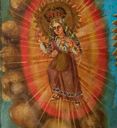 Zdjęcie nr 18: Feretron utworzono z mocno obecnie zniszczonej, prostopadłościennej podstawy w formie postumentu z otworami przeznaczonymi na drążki do noszenia oraz czworobocznego obramienia dekorowanego z trzech stron złoconą, ażurową wicią stylizowanego akantu. Na zwieńczeniu w owalu wyobrażona na awersie chrystogram "IHS", a na rewersie monogram maryjny. Dwustronne pole obrazowe uzyskało kształt stojącego prostokąta. Na awersie przedstawiono Świętą Rodzinę ze św. Janem Chrzcicielem, określaną jako Matka Boska Dzikowska. W centrum kompozycji w półpostaci wyobrażono ukazaną frontalne z pochyloną w lewo głową Madonnę trzymającą przed sobą obiema rękami Dzieciątko Jezus. Matka Boska ma pociągłą twarz o jasnej karnacji z rumianymi policzkami, ciemne oczy, wydatny nos i usta. Na głowie ma ciemnozieloną chustę lamowaną złotą tasiemką, okrytą przeźroczystym welonem oraz złotą, zamkniętą koronę z krzyżykiem na globie. Ubrana jest w bladofioletową suknię obszytą złotą taśmą z malarską imitacją kameryzacji oraz niebieski płaszcz narzucony na ramiona i lamowany złotym galonem. Dzieciątko zostało ukazane w pozycji siedząco-leżącej w trzech czwartych w prawo. Jezus w obu wyciągniętych rękach trzyma wiśnie. Jego twarz o jasnej karnacji i rumianych policzkach charakteryzuje wydatny nos i usta. Głowę okalają krótkie, ciemne włosy odsłaniające prawe ucho. Dzieciątko ma na głowie zamkniętą, złotą koronę z krzyżykiem na globie. Zbawiciel ubrany jest w jasną tunikę. Od piersi w dół jego postać zakrywa wzorzysta tkanina, w którą jest owinięty. Głowy obu postaci otaczają złociste, zębate nimby. Z lewej strony w tyle widać do połowy postać św. Józefa. Jest to starszy mężczyzna z głową ujętą w trzech czwartych w prawo, z lilią w prawej ręce. Ma szeroko otwarte ciemne oczy, wydatny nos i usta. Głowę okalają siwe włosy i krótka broda. Ubrany jest w niebiesko-zieloną tunikę z kołnierzykiem oraz narzucony na ramiona żółty płaszcz. Na pierwszym planie w lewym rogu kompozycji w półpostaci przedstawiono w profilu małego św. Jana Chrzciciela z głową obrócona w stronę widza. Święty obiema rączkami przytula do siebie baranka. Ma owalną twarz o jasnej karnacji z drobnym nosem i ustami, okoloną jasnymi lokami. Jego nagie ciało okrywa skóra wielbłądzia. Za nim widać górną część laski krzyżowej z białą banderolą z napisem "ECCE AGNUS DEI". W głębi w prawym rogu obrazu widać w oddali budynki konwentu dominikańskiego w Dzikowie. Na rewersie feretronu wyobrażono w centrum kompozycji stojącą frontalnie Matkę Boską Saletyńską. Madonna ze skrzyżowanymi na piersi dłońmi stoi na kamiennej płycie. Ma owalną twarz o jasnej karnacji z rumianymi policzkami, prostym nosem i wydatnymi ustami oraz otwartymi, ciemnymi oczami. Na głowie otoczonej zębatym nimbem ma pasiastą chustę przykrytą welonem oraz złotą, zamkniętą koronę z krzyżykiem na globie, dodatkowo obwiedzioną różanym wiankiem. Maria ubrana jest w białą koszulę oraz bladoszkarłatną suknię lamowaną galonem, dekorowaną na dole malowanymi kamieniami szlachetnymi i przepasaną złotym fartuszkiem. W głębi przedstawienia po obu stronach Marii zilustrowano dwa epizodu z historii objawień. Z lewej strony kompozycji widać klęczącą naprzeciw siebie dwójkę dzieci, ponad głowami których zjawia się Madonna w promienistej mandorli na tle złocisto-brązowych obłoków, a po prawej ta sama Matka Boska siedzi płacząc na kamieniu, a dwójka dzieci śpi obok siebie z tyłu. Maria w obu przypadkach została ukazano tak samo, jak w głównym przedstawieniu. Całość kompozycji w dolnej strefie uzupełniają małe wyobrażenia pasących się krów oraz widoczne w głębi przy linii horyzontu małe domki, a w górnej strefie w prawym rogu obecność trzech uskrzydlonych główek anielskich na tle złocisto-brązowych obłoków.

