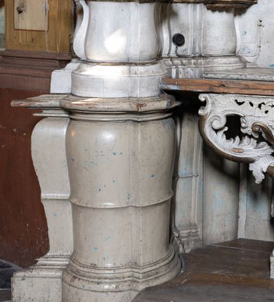 Zdjęcie nr 4: Przyścienny ołtarz Matki Boskiej Częstochowskiej uzyskał formę architektonicznej nastawy jednokondygnacyjnej, jednoosiowej ze zwieńczeniem. Drewniana mensa z portatylem flankowana przez dwustrefowy wklęsło-wypukły cokół wspiera się na ażurowym, konsolowym stipesie ołtarzowym, dekorowanym ornamentami rocalliowymi. Kondygnacja wsparta na dwustrefowym cokole została ujęta dwiema parami pilastrów zwróconych delikatnie do wewnątrz oraz silnie wysuniętą do przodu parą kolumn o kapitelach kompozytowych. Podpory dźwigają belkowanie o wklęsło-wypukłej linii. Nad polem środkowym belkowanie jest przerwane, a na osiach podpór wyłamane. Na przedłużeniu kolumn na belkowaniu usytuowano wolutowe przyczółki dekorowane rocalliem, stanowiących postumenty do skradzionych figur aniołów. W polu środkowym umieszczono obecnie obraz Matki Boskiej Nieustającej Pomocy Najświętszego, ujęty profilowaną, złoconą ramą w formie stojącego prostokąta zamkniętego łukiem półkolistym nadwieszonym z uskokiem, dekorowaną ornamentem rocalliowym. Poniżej obrazu pomiędzy dwiema rocalliowymi konsolami widnieje zdjęcie obrazu św. Jana Nepomucena. Zwieńczenie uzyskało formę leżącego prostokąta o wklęsłych, wolutowych bokach przechodzących u góry we wklęsło-wypukłe belkowanie, przyjmujące nad polem formę łuku falistego. W polu zwieńczenia znalazło się zdjęcie obrazu ze św. Józefem ujęte we wklęsło-wypukłą, profilowaną i złoconą ramę. Pilastry kondygnacji ozdobiono kapitelami z rocaille, a ich trzony udekorowano złoconymi zwisami utworzonymi z rocaille, rozet i liści. Całość struktury polichromowano na biało, a ornamenty i profile zostały wyzłocone. 