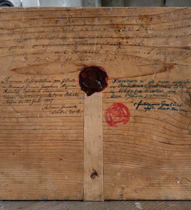 Zdjęcie nr 13: Przyścienny ołtarz Matki Boskiej Częstochowskiej uzyskał formę architektonicznej nastawy jednokondygnacyjnej, jednoosiowej ze zwieńczeniem. Drewniana mensa z portatylem flankowana przez dwustrefowy wklęsło-wypukły cokół wspiera się na ażurowym, konsolowym stipesie ołtarzowym, dekorowanym ornamentami rocalliowymi. Kondygnacja wsparta na dwustrefowym cokole została ujęta dwiema parami pilastrów zwróconych delikatnie do wewnątrz oraz silnie wysuniętą do przodu parą kolumn o kapitelach kompozytowych. Podpory dźwigają belkowanie o wklęsło-wypukłej linii. Nad polem środkowym belkowanie jest przerwane, a na osiach podpór wyłamane. Na przedłużeniu kolumn na belkowaniu usytuowano wolutowe przyczółki dekorowane rocalliem, stanowiących postumenty do skradzionych figur aniołów. W polu środkowym umieszczono obecnie obraz Matki Boskiej Nieustającej Pomocy Najświętszego, ujęty profilowaną, złoconą ramą w formie stojącego prostokąta zamkniętego łukiem półkolistym nadwieszonym z uskokiem, dekorowaną ornamentem rocalliowym. Poniżej obrazu pomiędzy dwiema rocalliowymi konsolami widnieje zdjęcie obrazu św. Jana Nepomucena. Zwieńczenie uzyskało formę leżącego prostokąta o wklęsłych, wolutowych bokach przechodzących u góry we wklęsło-wypukłe belkowanie, przyjmujące nad polem formę łuku falistego. W polu zwieńczenia znalazło się zdjęcie obrazu ze św. Józefem ujęte we wklęsło-wypukłą, profilowaną i złoconą ramę. Pilastry kondygnacji ozdobiono kapitelami z rocaille, a ich trzony udekorowano złoconymi zwisami utworzonymi z rocaille, rozet i liści. Całość struktury polichromowano na biało, a ornamenty i profile zostały wyzłocone. 