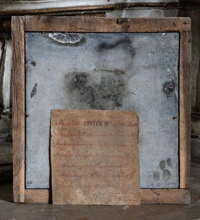 Zdjęcie nr 14: Przyścienny ołtarz Matki Boskiej Częstochowskiej uzyskał formę architektonicznej nastawy jednokondygnacyjnej, jednoosiowej ze zwieńczeniem. Drewniana mensa z portatylem flankowana przez dwustrefowy wklęsło-wypukły cokół wspiera się na ażurowym, konsolowym stipesie ołtarzowym, dekorowanym ornamentami rocalliowymi. Kondygnacja wsparta na dwustrefowym cokole została ujęta dwiema parami pilastrów zwróconych delikatnie do wewnątrz oraz silnie wysuniętą do przodu parą kolumn o kapitelach kompozytowych. Podpory dźwigają belkowanie o wklęsło-wypukłej linii. Nad polem środkowym belkowanie jest przerwane, a na osiach podpór wyłamane. Na przedłużeniu kolumn na belkowaniu usytuowano wolutowe przyczółki dekorowane rocalliem, stanowiących postumenty do skradzionych figur aniołów. W polu środkowym umieszczono obecnie obraz Matki Boskiej Nieustającej Pomocy Najświętszego, ujęty profilowaną, złoconą ramą w formie stojącego prostokąta zamkniętego łukiem półkolistym nadwieszonym z uskokiem, dekorowaną ornamentem rocalliowym. Poniżej obrazu pomiędzy dwiema rocalliowymi konsolami widnieje zdjęcie obrazu św. Jana Nepomucena. Zwieńczenie uzyskało formę leżącego prostokąta o wklęsłych, wolutowych bokach przechodzących u góry we wklęsło-wypukłe belkowanie, przyjmujące nad polem formę łuku falistego. W polu zwieńczenia znalazło się zdjęcie obrazu ze św. Józefem ujęte we wklęsło-wypukłą, profilowaną i złoconą ramę. Pilastry kondygnacji ozdobiono kapitelami z rocaille, a ich trzony udekorowano złoconymi zwisami utworzonymi z rocaille, rozet i liści. Całość struktury polichromowano na biało, a ornamenty i profile zostały wyzłocone. 