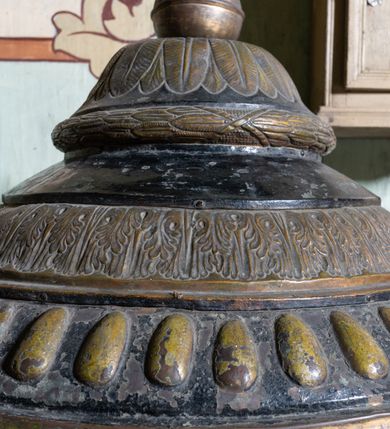 Zdjęcie nr 3: Chrzcielnica osadzona na cylindrycznej, wysokiej podstawie, ze stopą na rzucie koła, z cokolikiem i płaszczem płynnie przechodzącym w okrągły trzon. Trzon przedzielony kostkowym nodusem, zwieńczony opaską. Czara od dołu zdobiona obłymi rowkami zwieńczona szerokim kołnierzem. Pokrywa trójstrefowa, dołem puklowana, w środkowej części zdobiona pasem z liści, w górnej zakończona odwróconym talerzykiem z wieńcem laurowym i od górypokrytym palmetkami. Pokrywę wieńczy kula z krzyżem. 