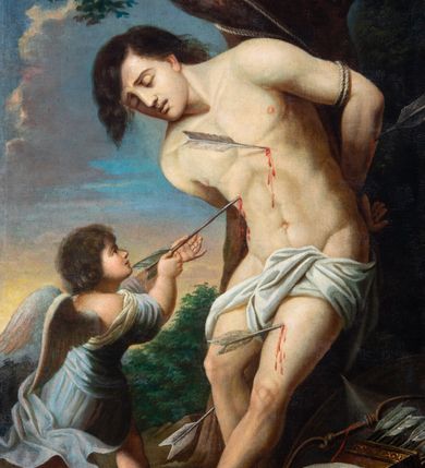 Zdjęcie nr 7: Obraz w formie stojącego prostokąta w drewnianej, profilowanej ramie. W centrum św. Sebastian przywiązany do drzewa, zwrócony w trzech czwartych w prawo, silnie pochylony, z rękami związanymi na plecach, z wysuniętą lewą nogą. Twarz ma wyrazistą, nos długi, usta lekko otwarte, oczy zamknięte, a włosy czarne. Jego nagie ciało przepasane na biodrach jest przebite czterema strzałami. Przed nim stoi anioł, który wyciąga z jego piersi strzałę. Anioł ma twarz pełną, nos krótki, usta drobne, włosy gęste, ciemne, z drobnymi puklami. Ubrany jest w luźną, niebieską suknię, odkrywającą dłonie i plecy oraz nogi. U stóp świętego leży tarcza, kołczan ze strzałami i łuk. W tle widoczne drzewa i krzewy oraz niebo. 