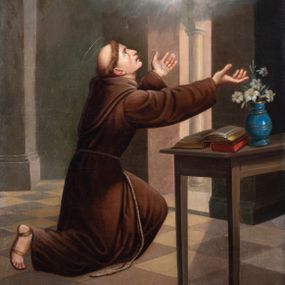 Zdjęcie nr 1: Obraz uzyskał kształt stojącego prostokąta. W centrum kompozycji ukazano przyklękającego na prawe kolano św. Antoniego Padewskiego. Święty głowę i obie ręce w zachwycie unosi ku górze. Jest to młody mężczyzna ujęty w trzech czwartych w prawo z twarzą bez zarostu widoczną w profilu. Charakteryzuje ją jasna karnacja, wydatne wargi i nos. Ma krótkie włosy z wystrzyżoną tonsurą, które odsłaniają prawe ucho. Ubrany jest w brązowy habit franciszkański przewiązany sznurem. Spod habitu wystaje prawa noga obuta w sandał. Ponad Antonim w świetlistej poświacie na tle obłoków widoczne jest kroczące Dzieciątko Jezus. Zbawiciel jest otoczony wyłaniającymi się z poświaty aniołkami. Ujęty został w trzech czwartych w lewo. Prawą ręką zdaje się błogosławić, lewą ma opuszczoną wzdłuż tułowia. Jezus ma owalna twarz o jasnej karnacji i rumianych policzkach, wysokie czoło i jasne, krótkie włosy odsłaniające fragment lewego ucha. Spojrzenie półprzymkniętych oczu kieruje na Antoniego. Jego nagie ciało częściowo okrywa przerzucona przez prawe ramię rozwiana przeźroczysta chusta. Z prawej strony kompozycji widać fragment prostego, ustawionego diagonalnie drewnianego stołu. Leży na nim otwarta księga, a pod nią zamknięta druga. Obok nich stoi niebieski wazon z liliami. Całość wizji ma miejsce w kościelnej przestrzeni, gdzie ukazano fragmenty architektury i posadzkę ułożoną w szachownicę jasnoochrowych i jasnobrązowych płyt. Na filarze po prawej stronie widnieje sygnatura: „P[eter] Bohun.”